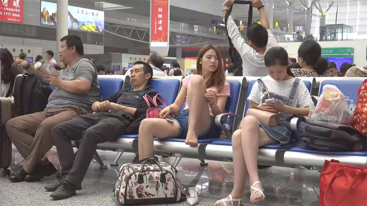 图片[2]-能碰上如此颜值的美女光脚叉腿而坐的概率太低了-日更街拍