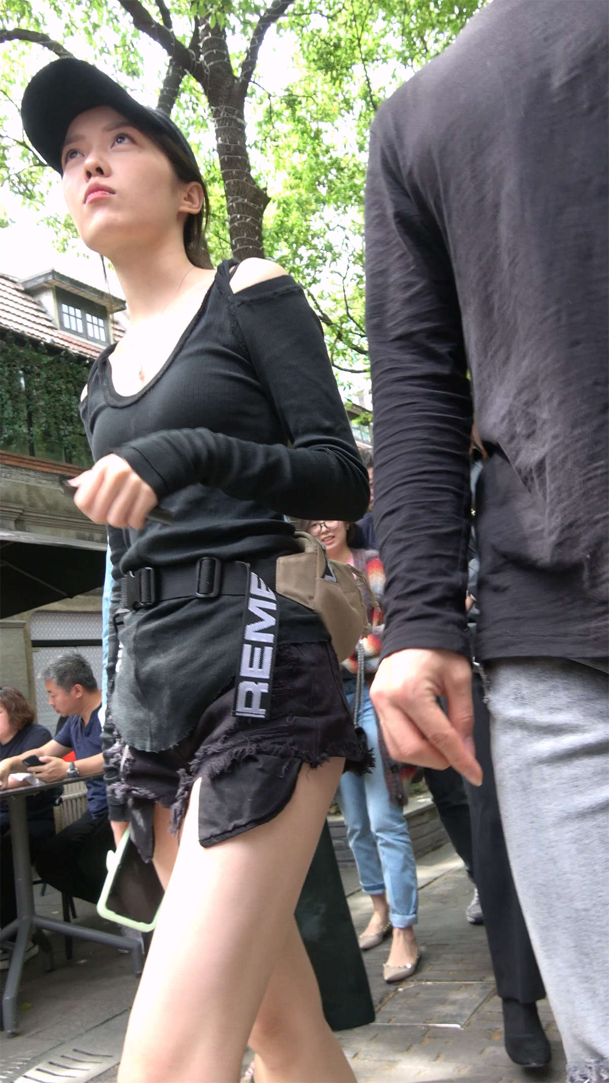 图片[2]-鸭舌帽黑色短裤好身材靓妹-日更街拍