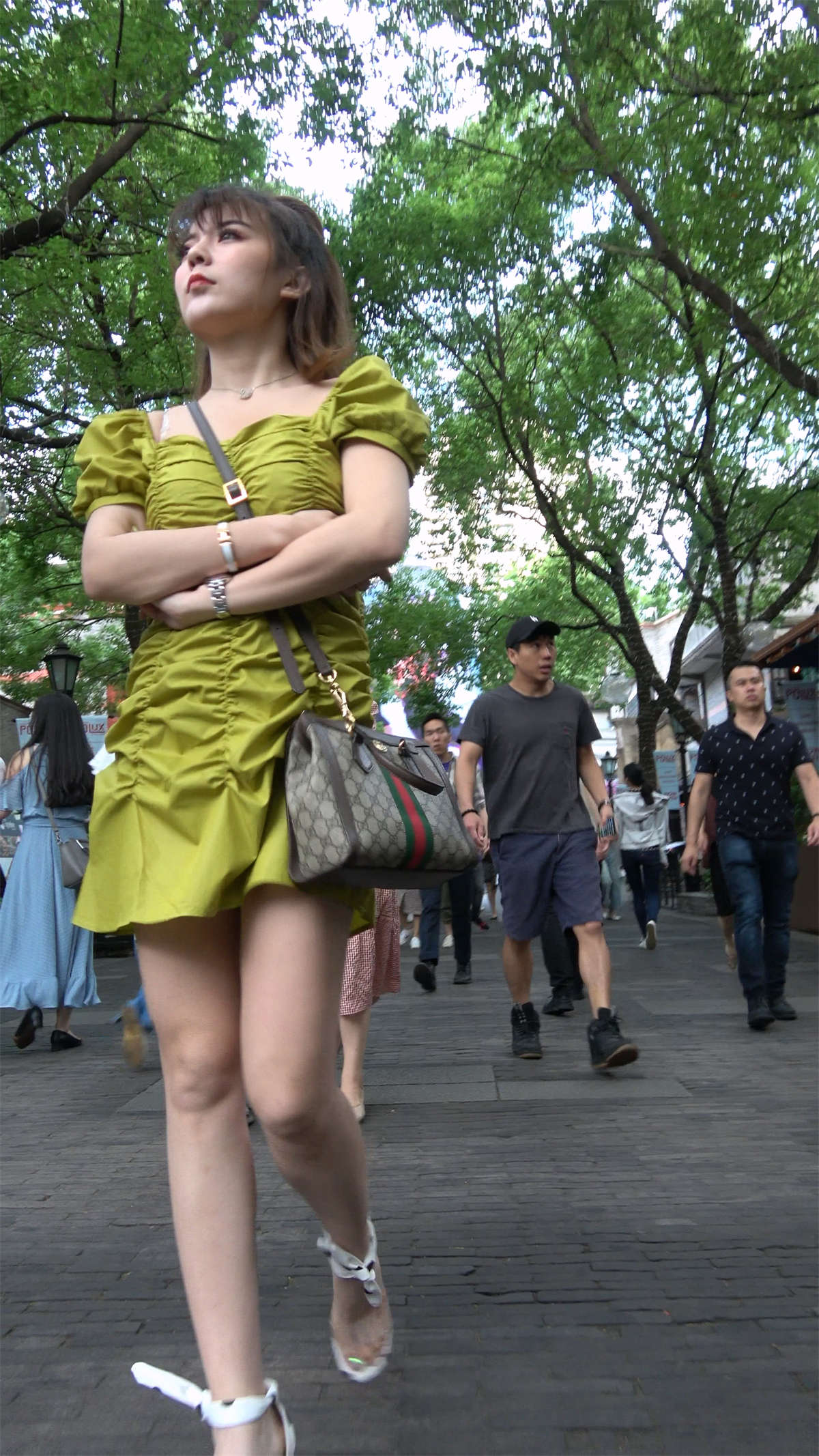 性感连衣裙性感高跟美眉-日更街拍