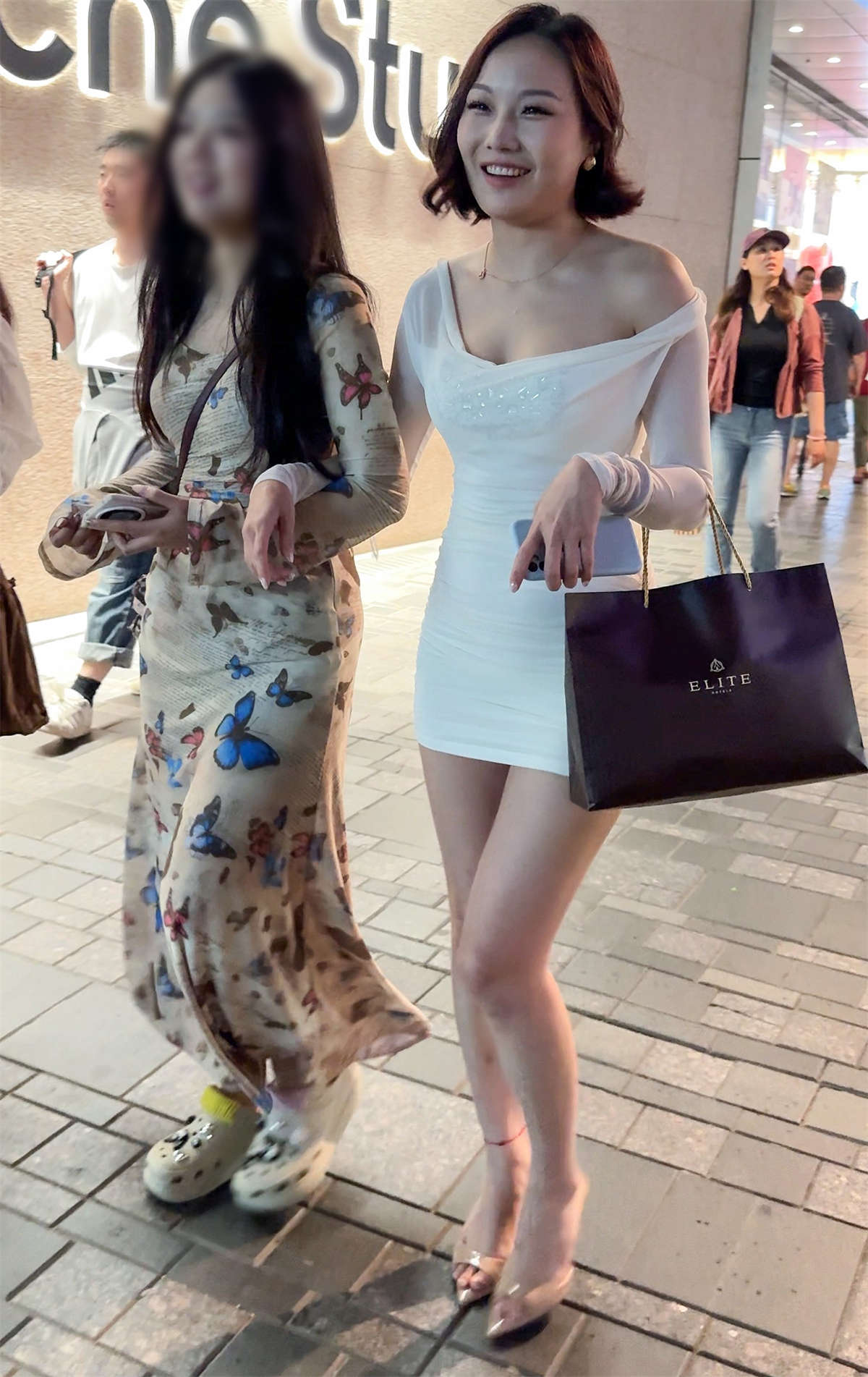 白色包臀裙美女（视频版）-日更街拍