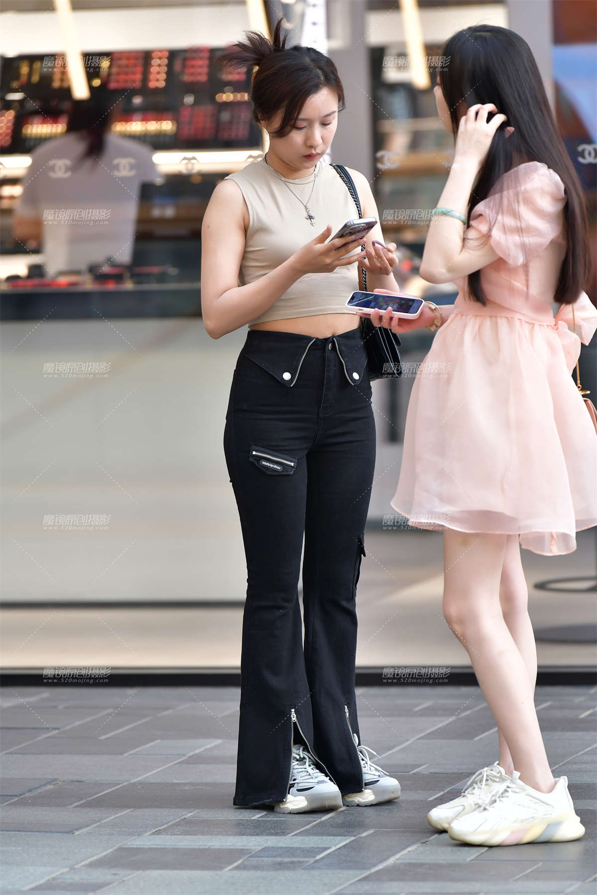 ★白皙黑色牛仔裤美女-日更街拍