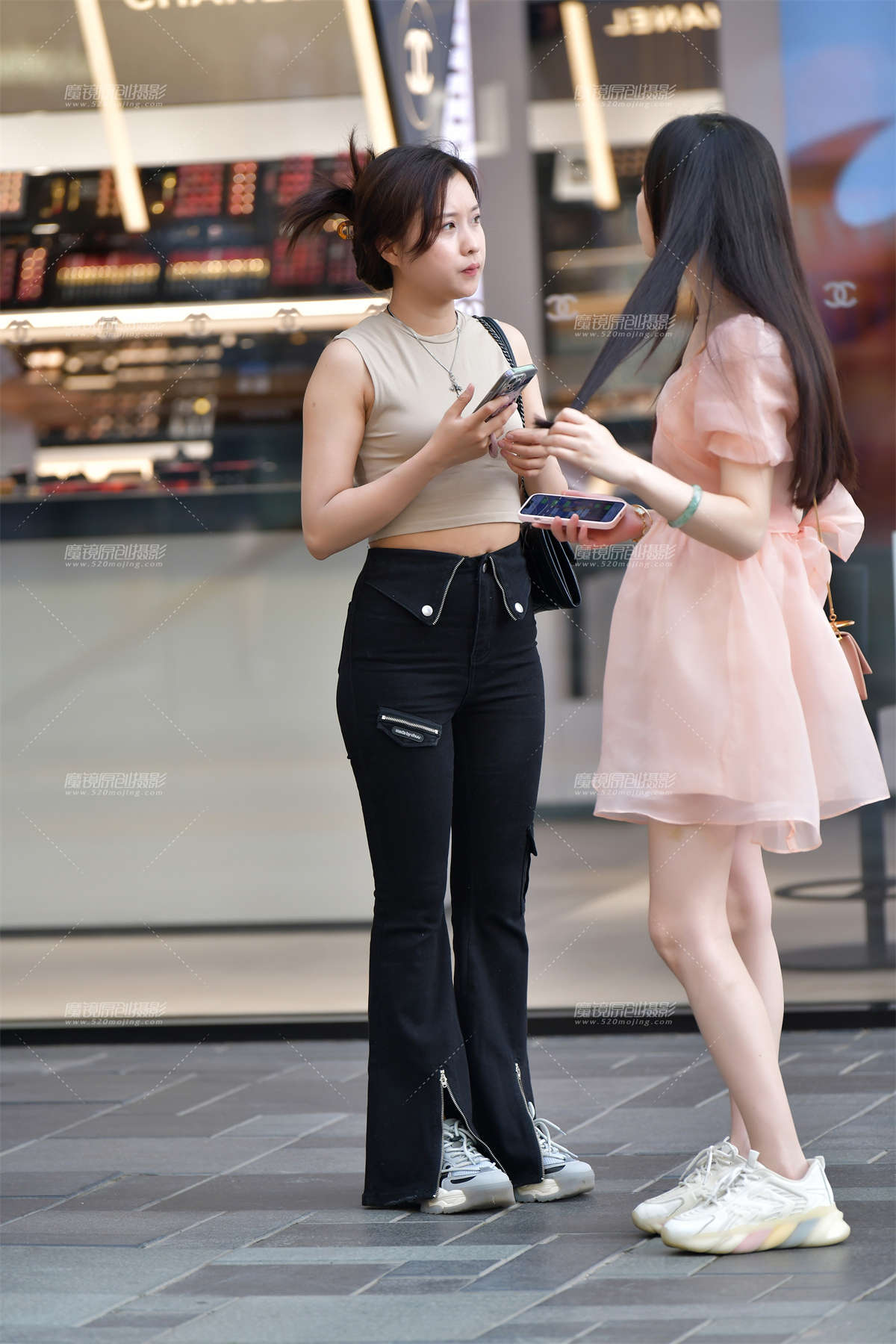 图片[2]-★白皙黑色牛仔裤美女-日更街拍