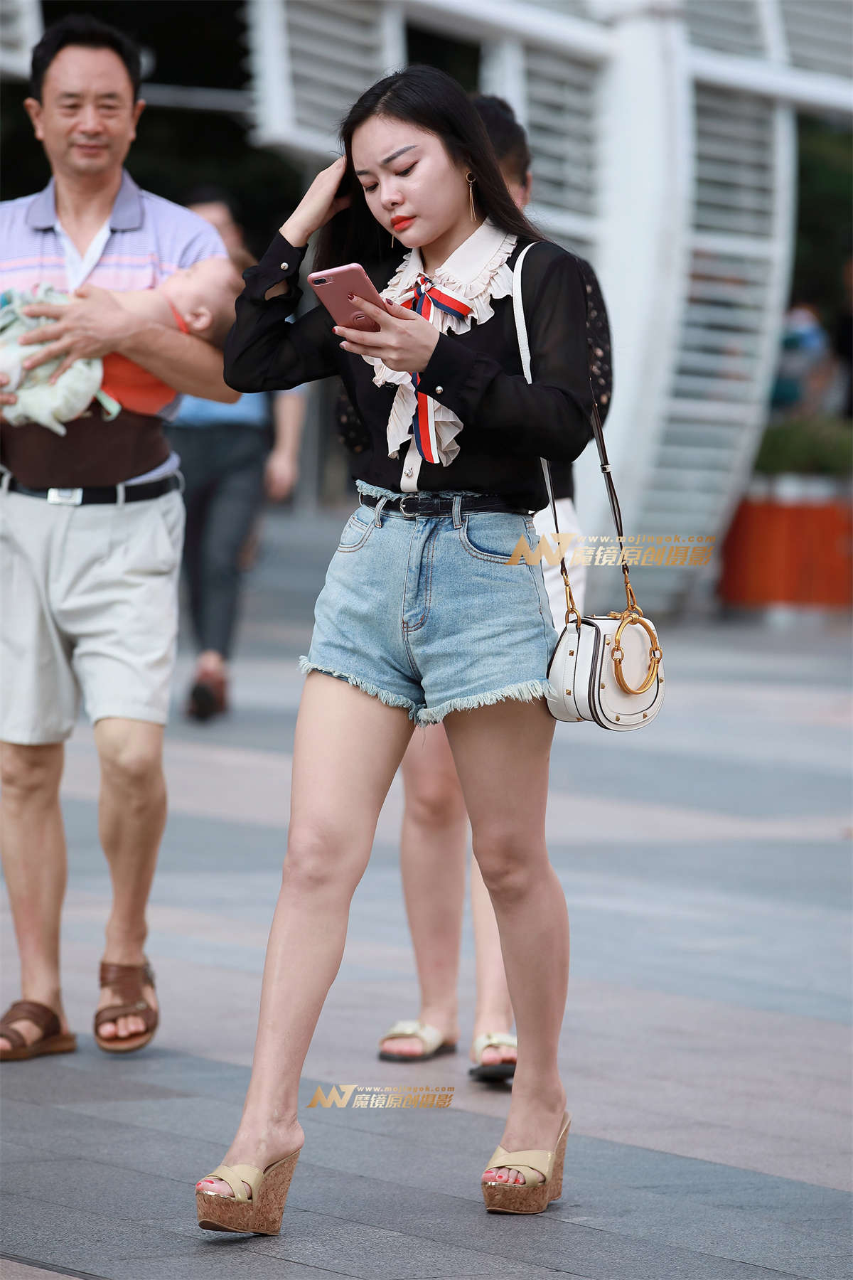 热裤，裸腿，厚底凉拖-日更街拍