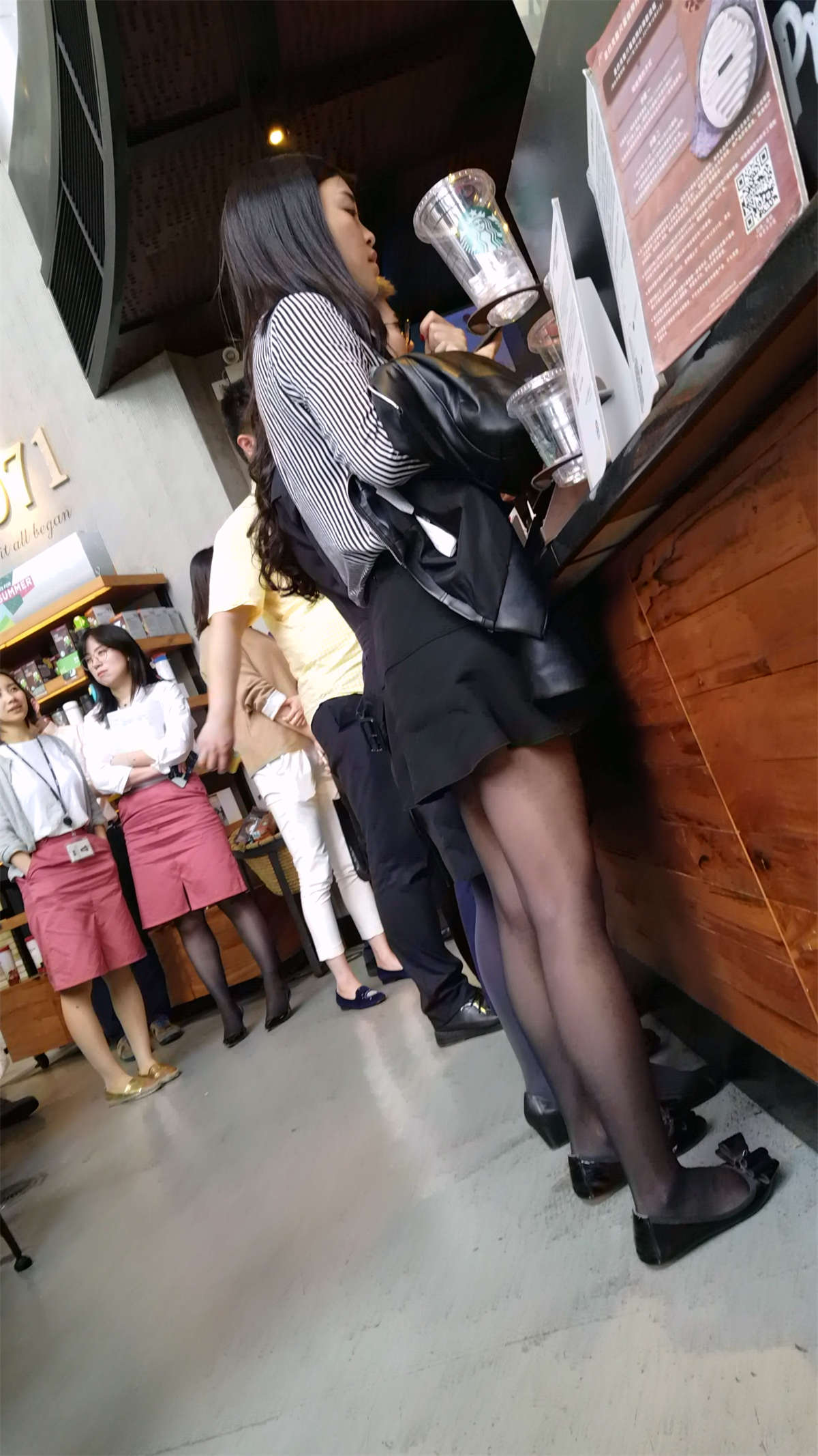 图片[2]-买奶茶的黑丝袜短裙漂亮小姐姐-日更街拍