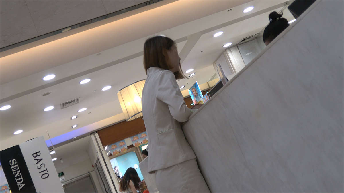 漂亮OL制服美女的极品诱惑丝袜脚-日更街拍
