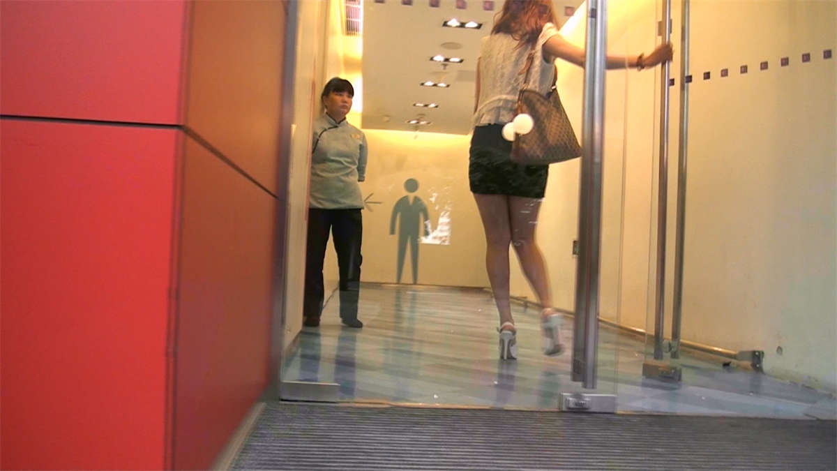 图片[2]-白色高跟包臀裙妹子-日更街拍