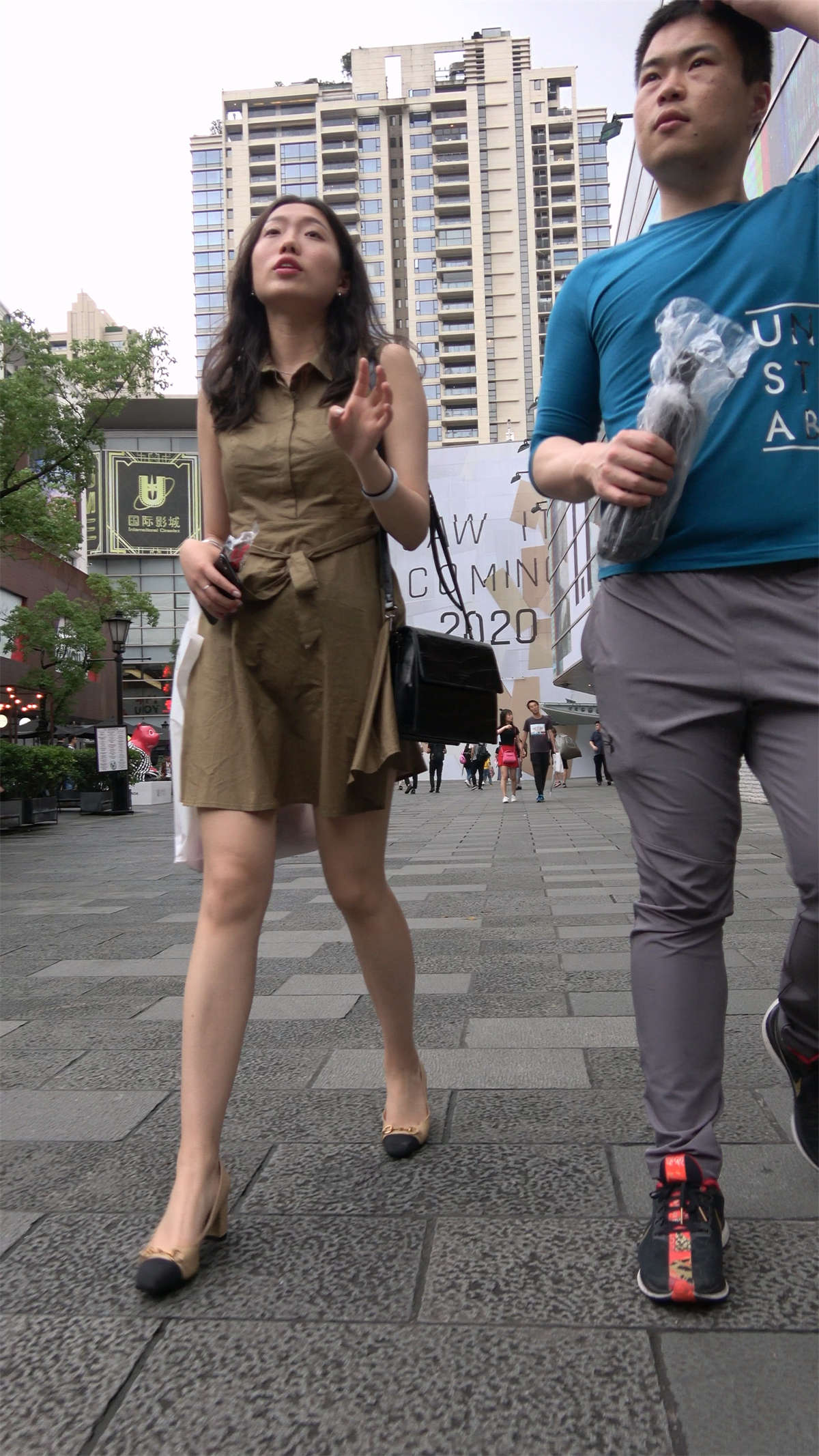 军绿色连衣裙高挑长腿美女-日更街拍