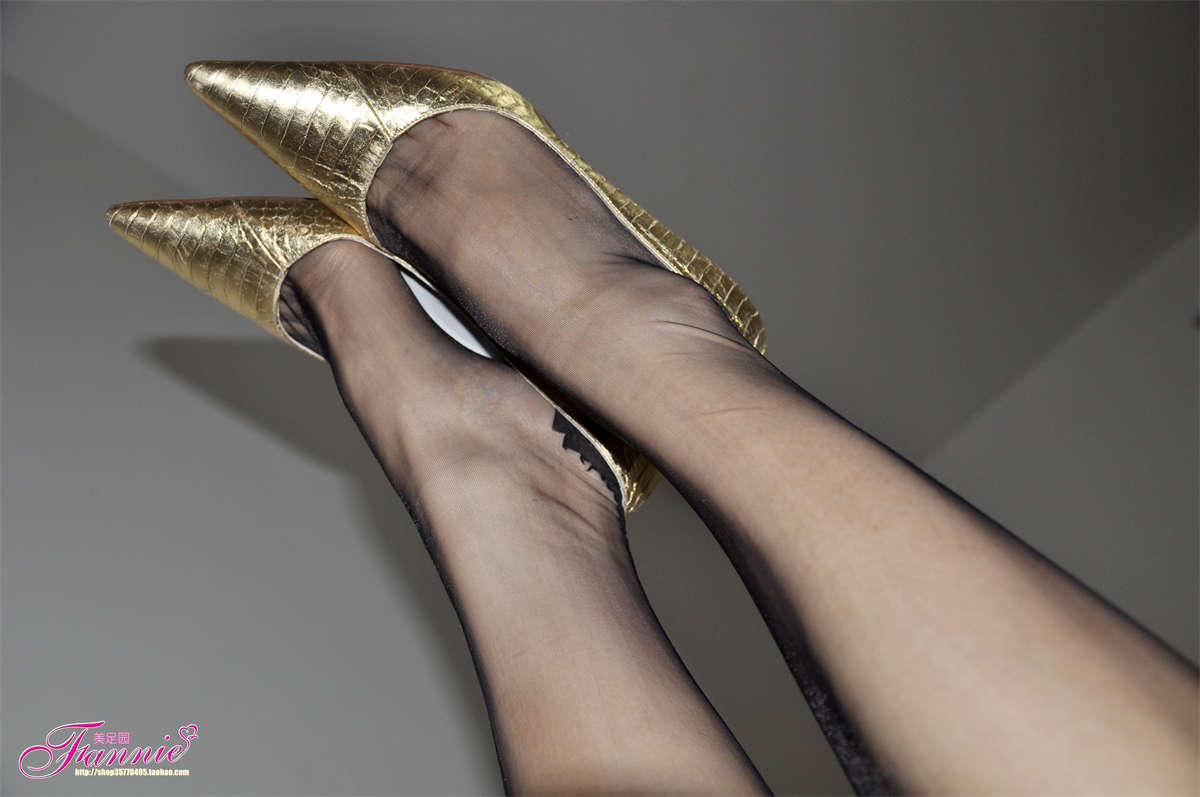 图片[2]-Fannie芬妮美足园NO.375 夜媚迷情（黑色纯丝金色船鞋）-日更街拍