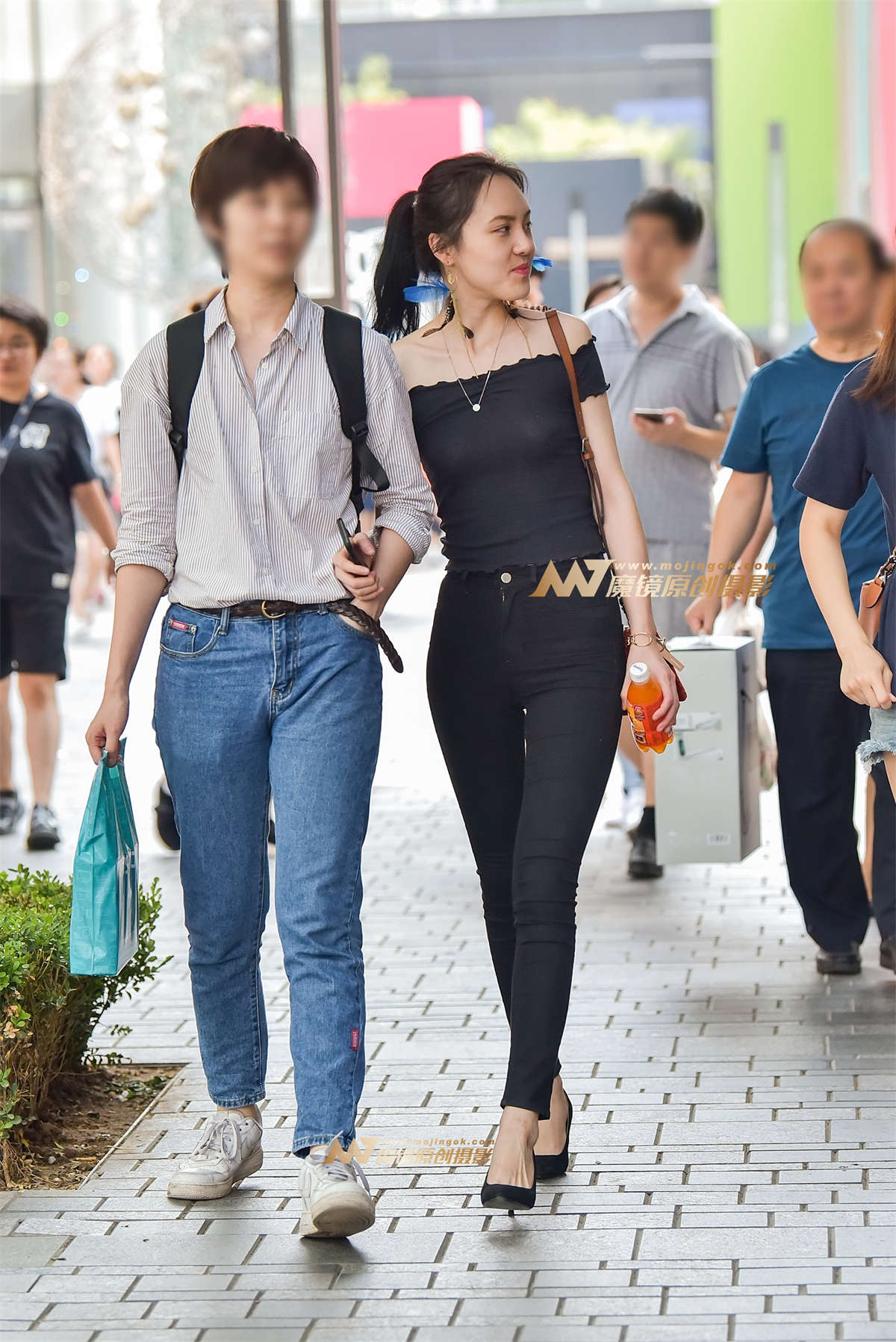 黑色一字肩紧牛长腿美女-日更街拍