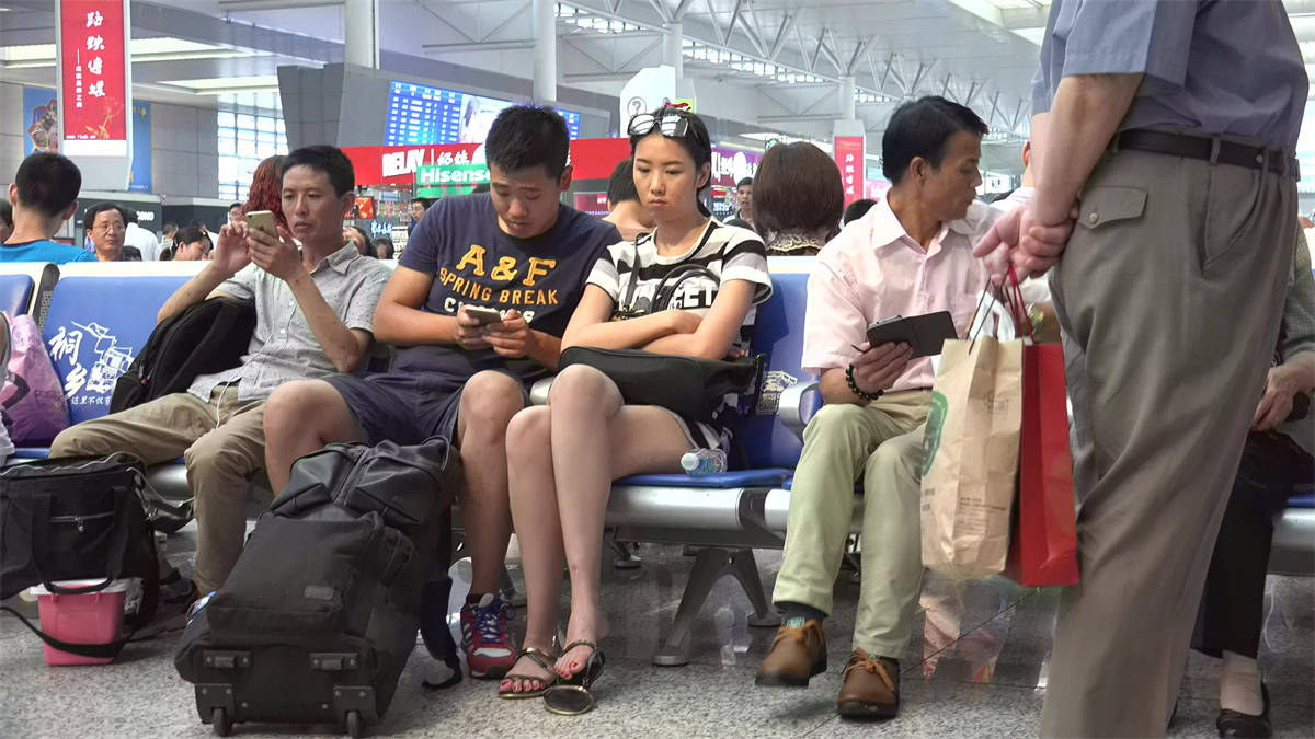 这双少女长趾艳足，够诱惑，够妖娆-日更街拍