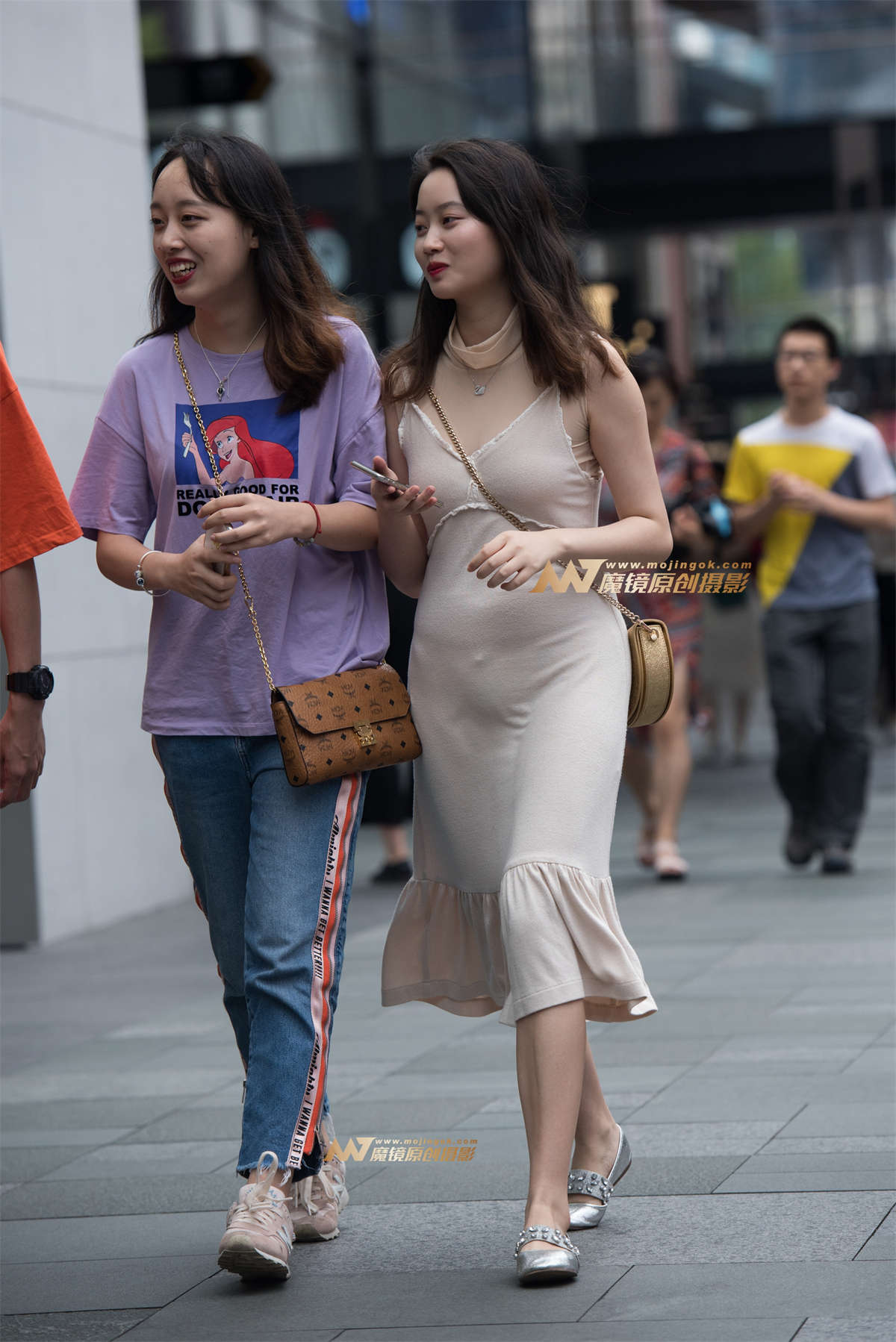 吊带连衣裙美女-日更街拍