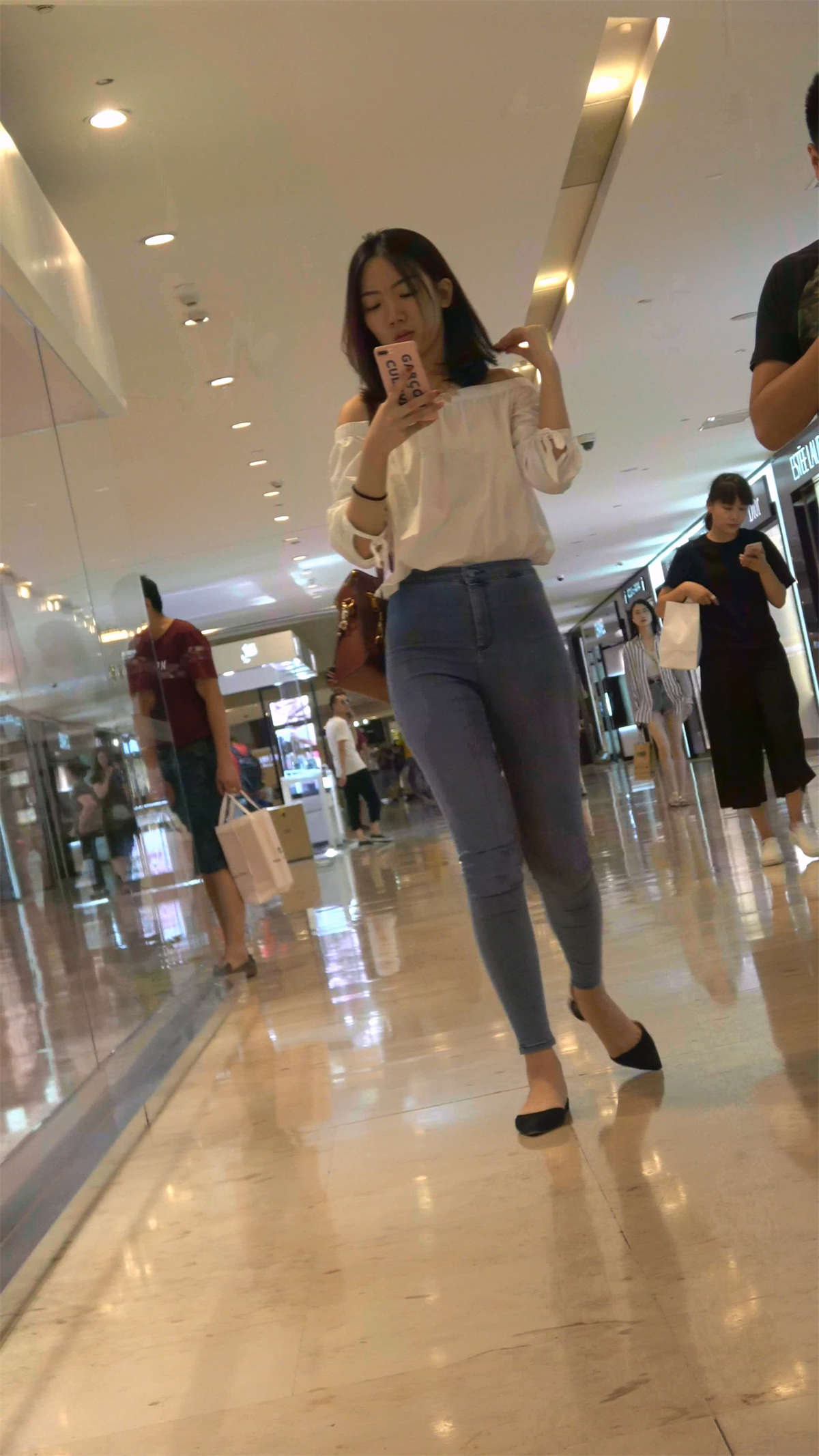青春甜美无敌超紧身牛仔裤丰臀-日更街拍