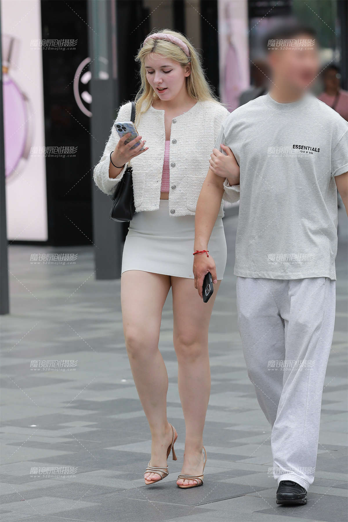 白色包臀裙女友-日更街拍