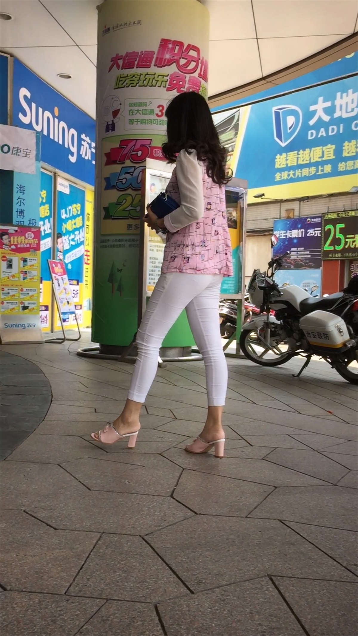 图片[2]-圆臀紧身白裤知性美女-日更街拍