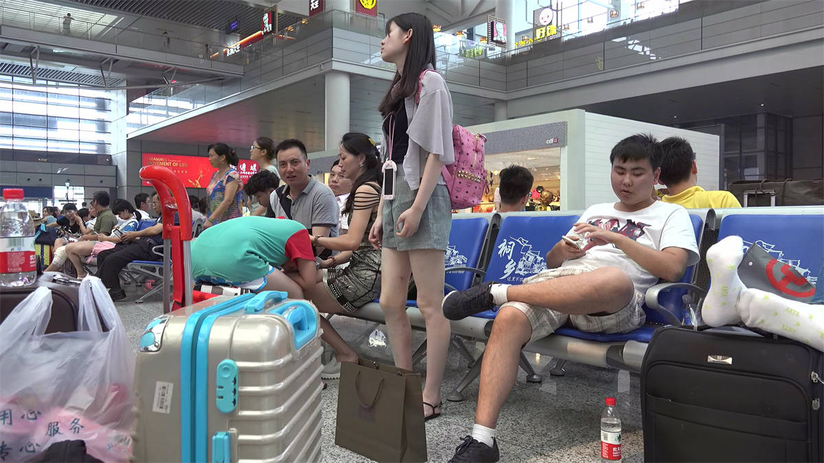 清秀淡雅的安静女生，一双纯净素足代表了少女玉足的精致-日更街拍