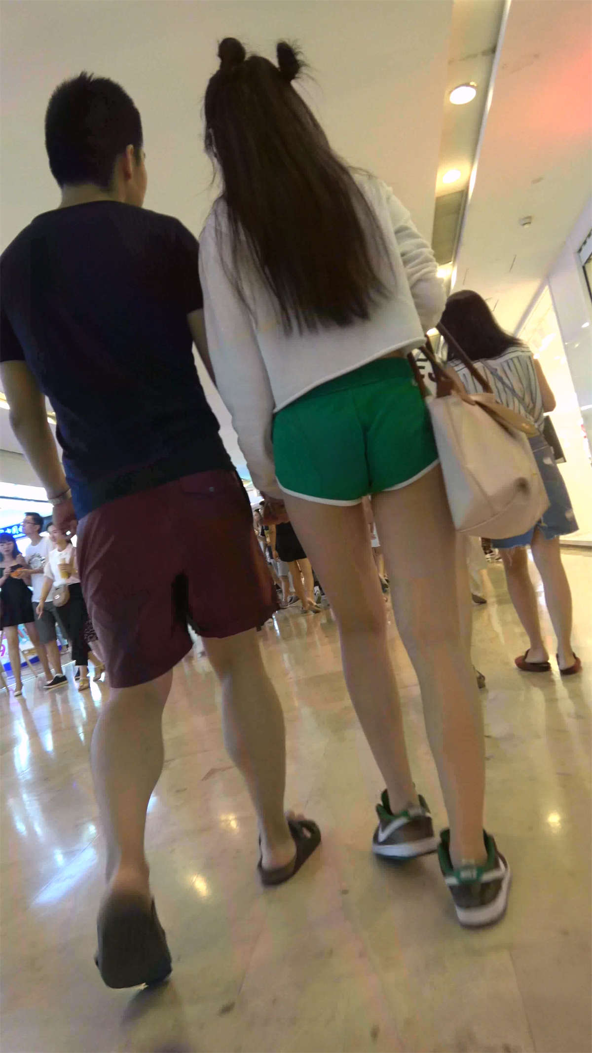 运动热裤美臀美腿小姐姐-日更街拍