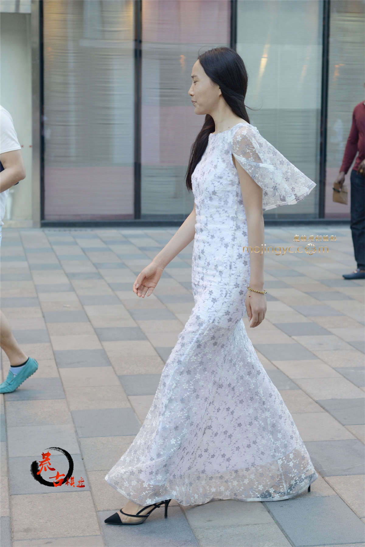 8-4 白色露背连衣长裙-日更街拍