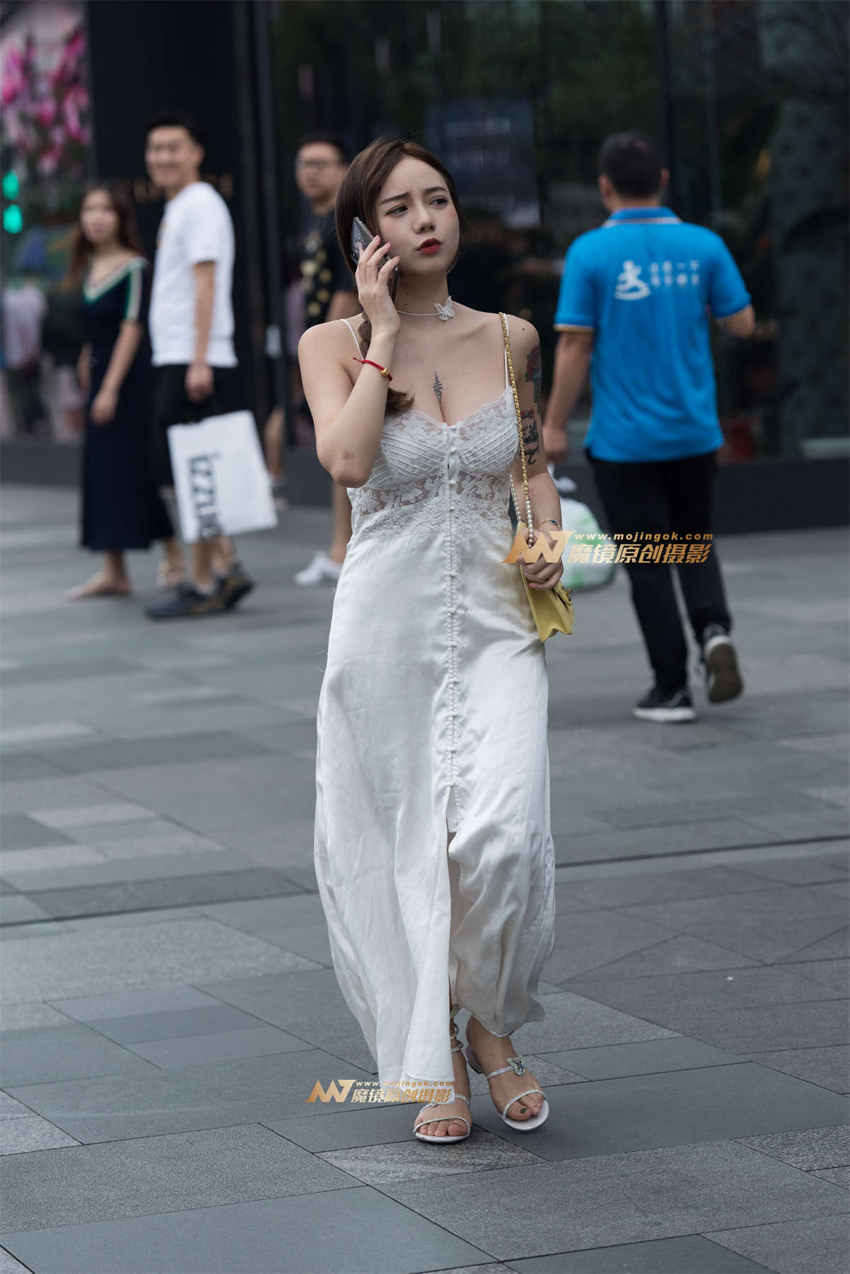 吊带连衣裙美女-日更街拍