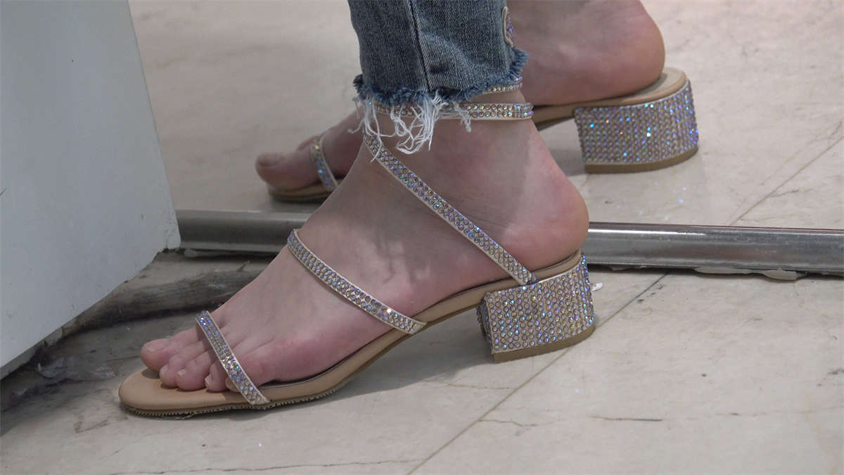 图片[2]-裸足凉鞋脚诱惑-日更街拍