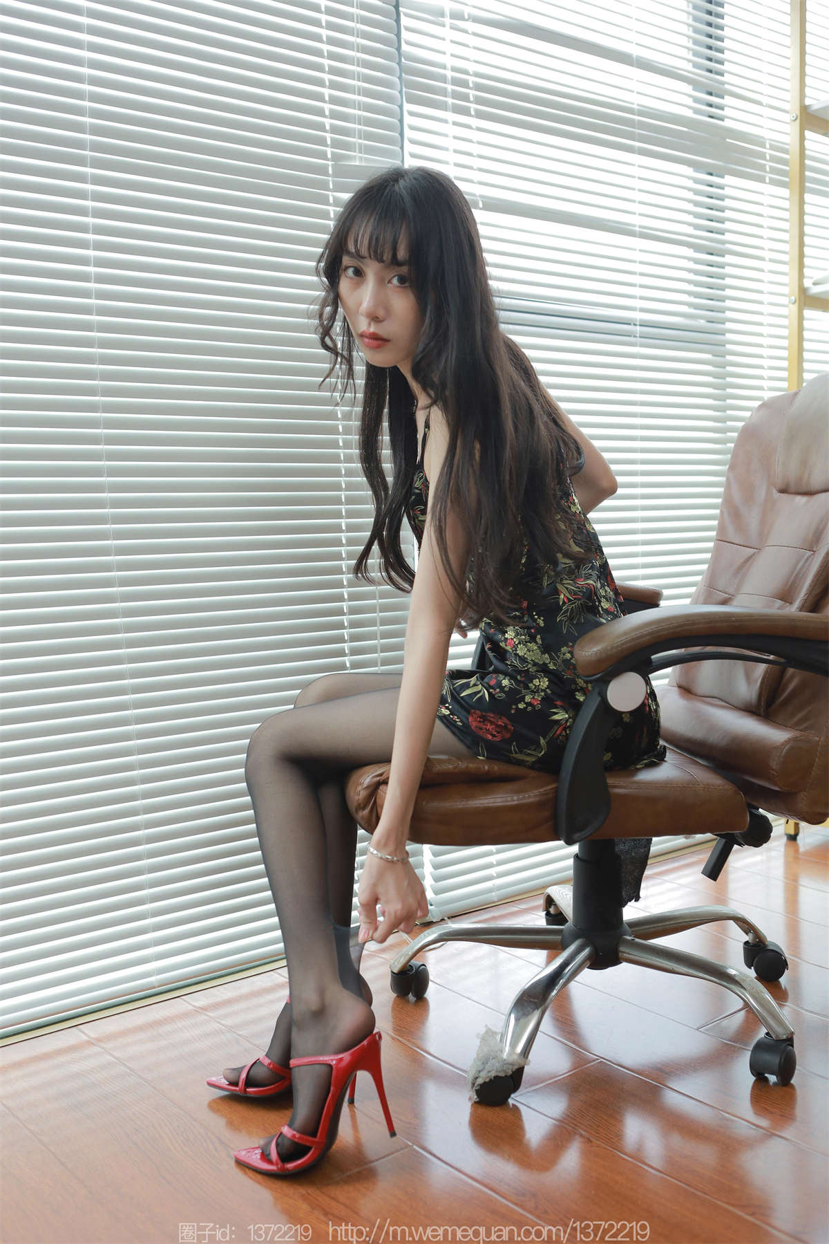 IESS异思趣向 2023.07.20 丝享家1485：团团 长长的月退-日更街拍