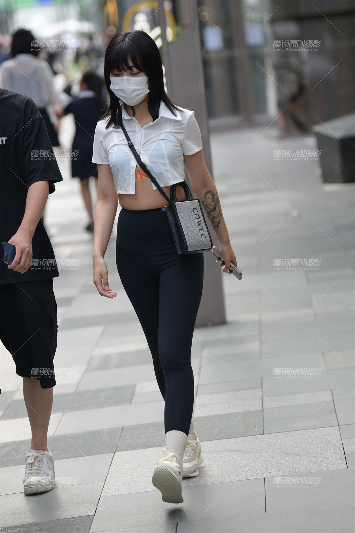 图片[2]-黑色瑜伽裤女孩-日更街拍