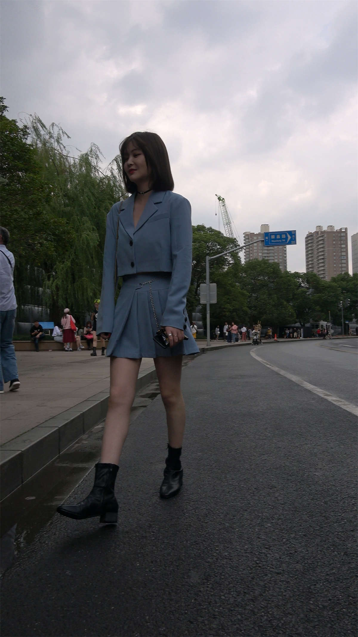 蓝色小短裙皮靴美眉-日更街拍