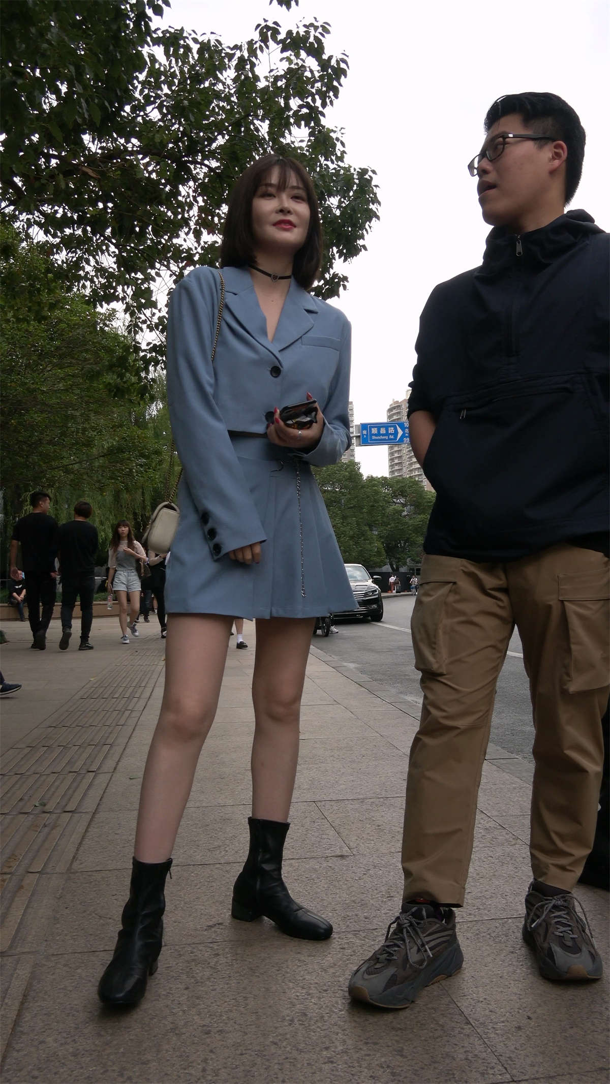 图片[2]-蓝色小短裙皮靴美眉-日更街拍