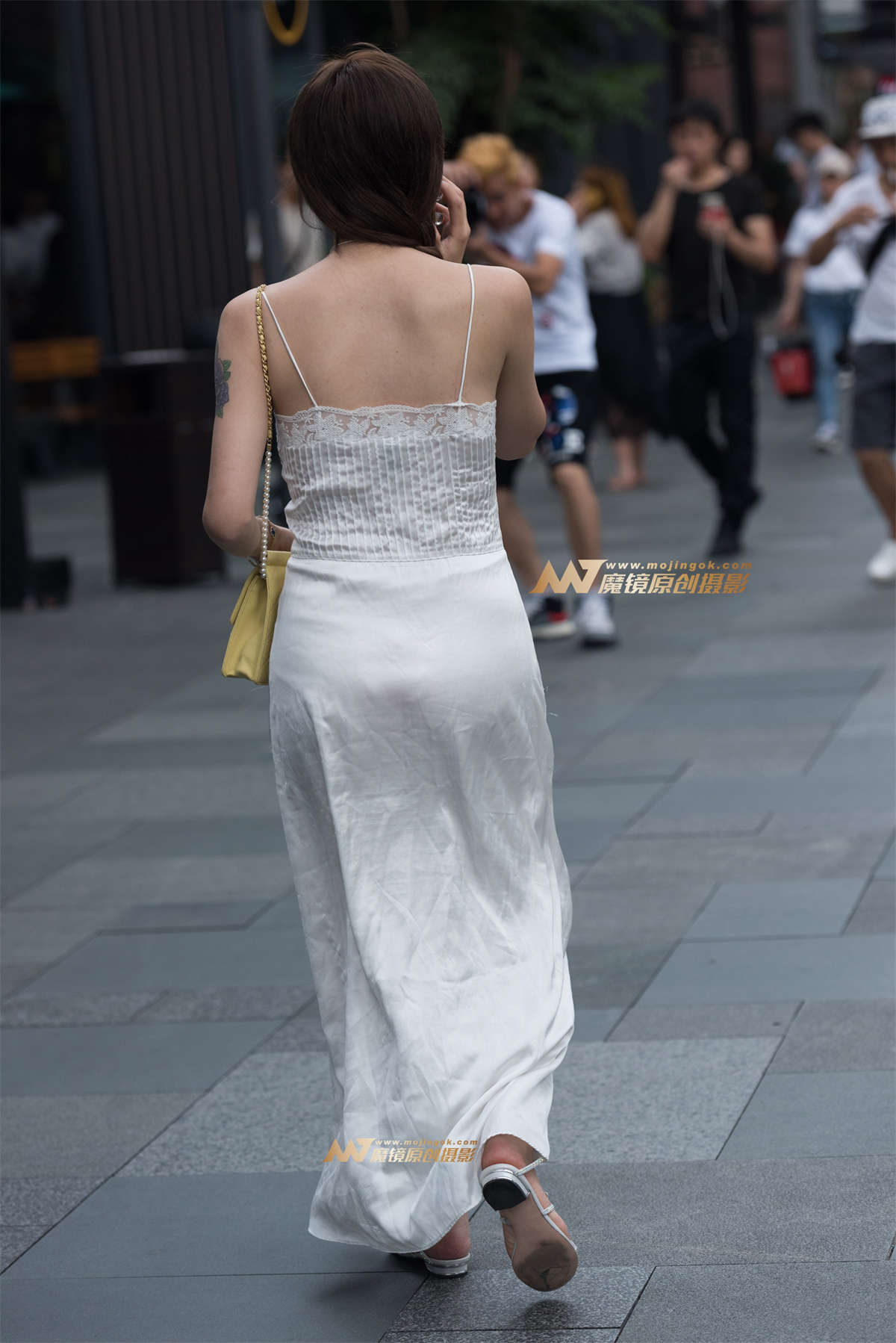 图片[2]-吊带连衣裙美女-日更街拍