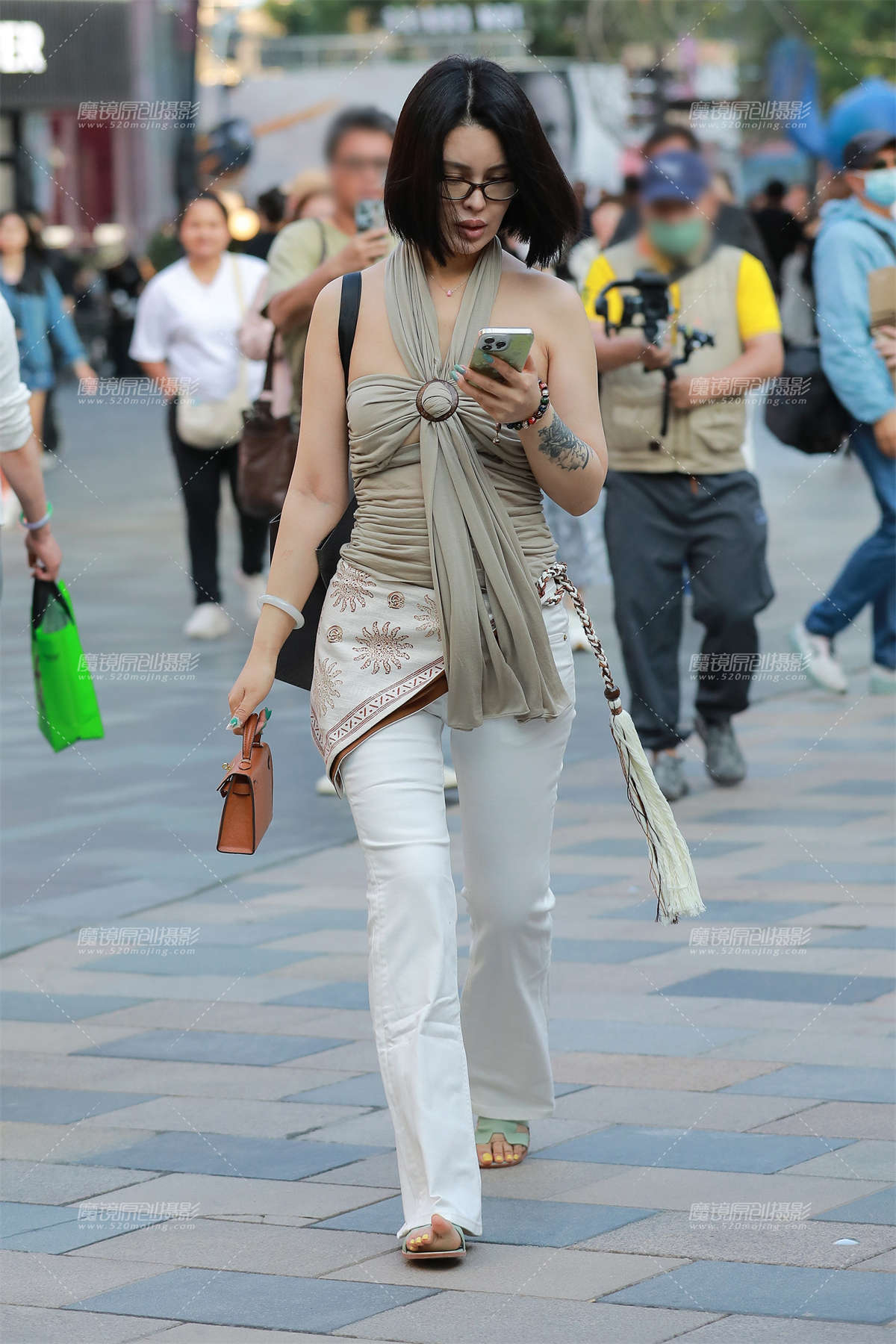 图片[2]-白色紧身牛仔裤-日更街拍