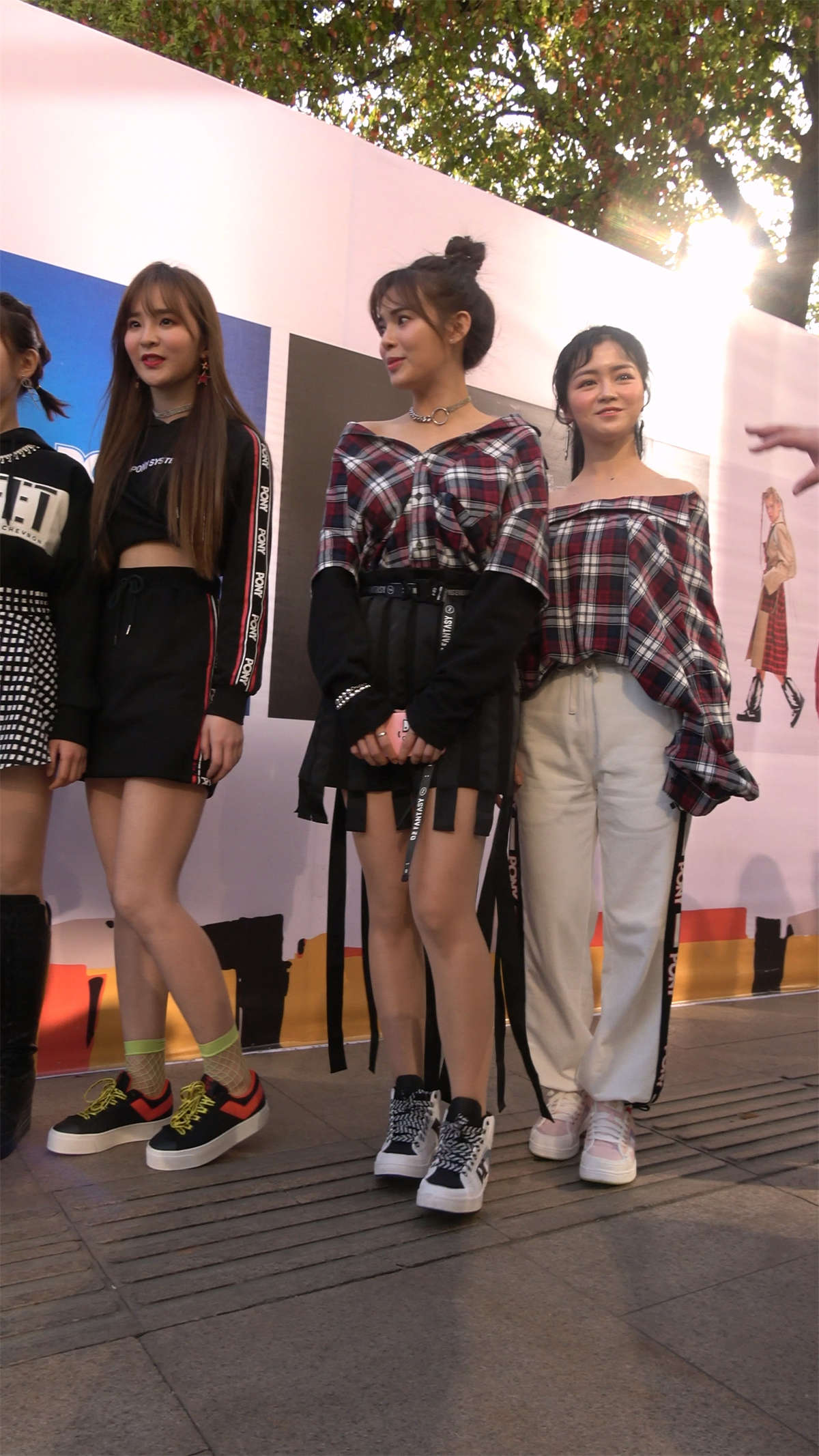 图片[2]-美女扎堆拍照-日更街拍