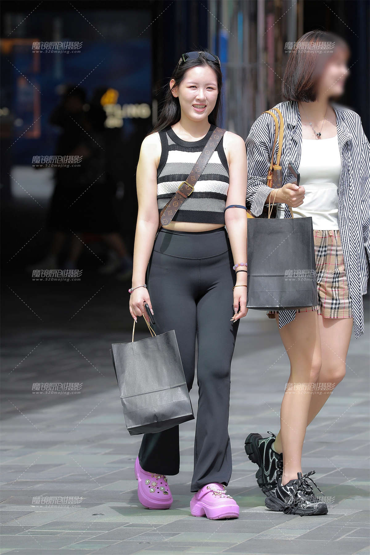 黑色紧身瑜伽裤-日更街拍