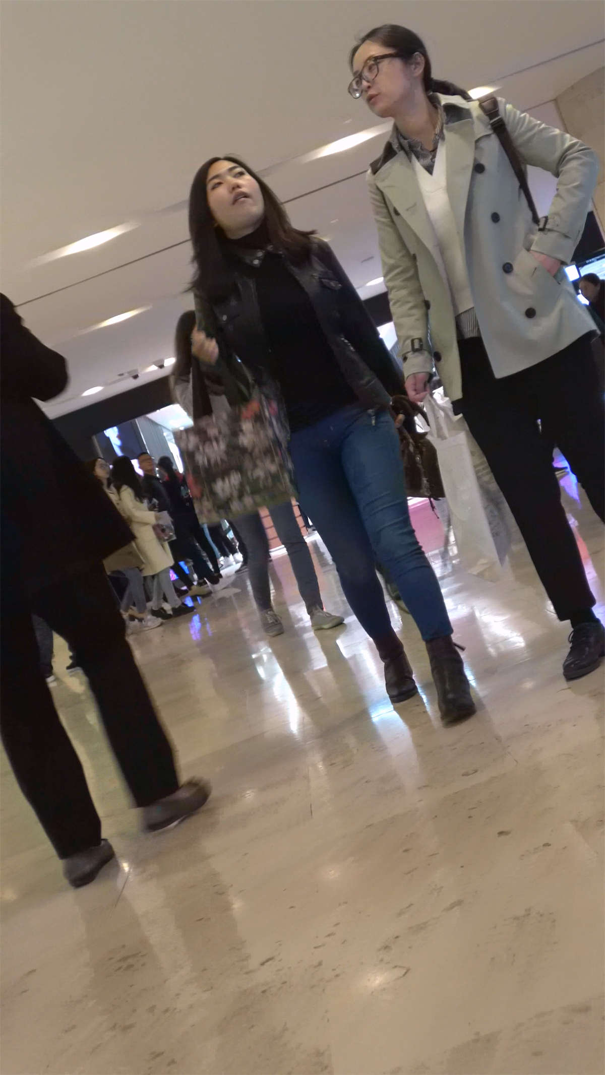 图片[2]-紧身牛仔苹果臀性感美女-日更街拍