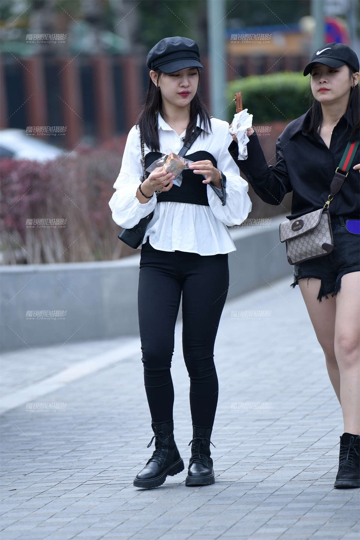 ★笑盈盈黑牛仔裤美女-日更街拍