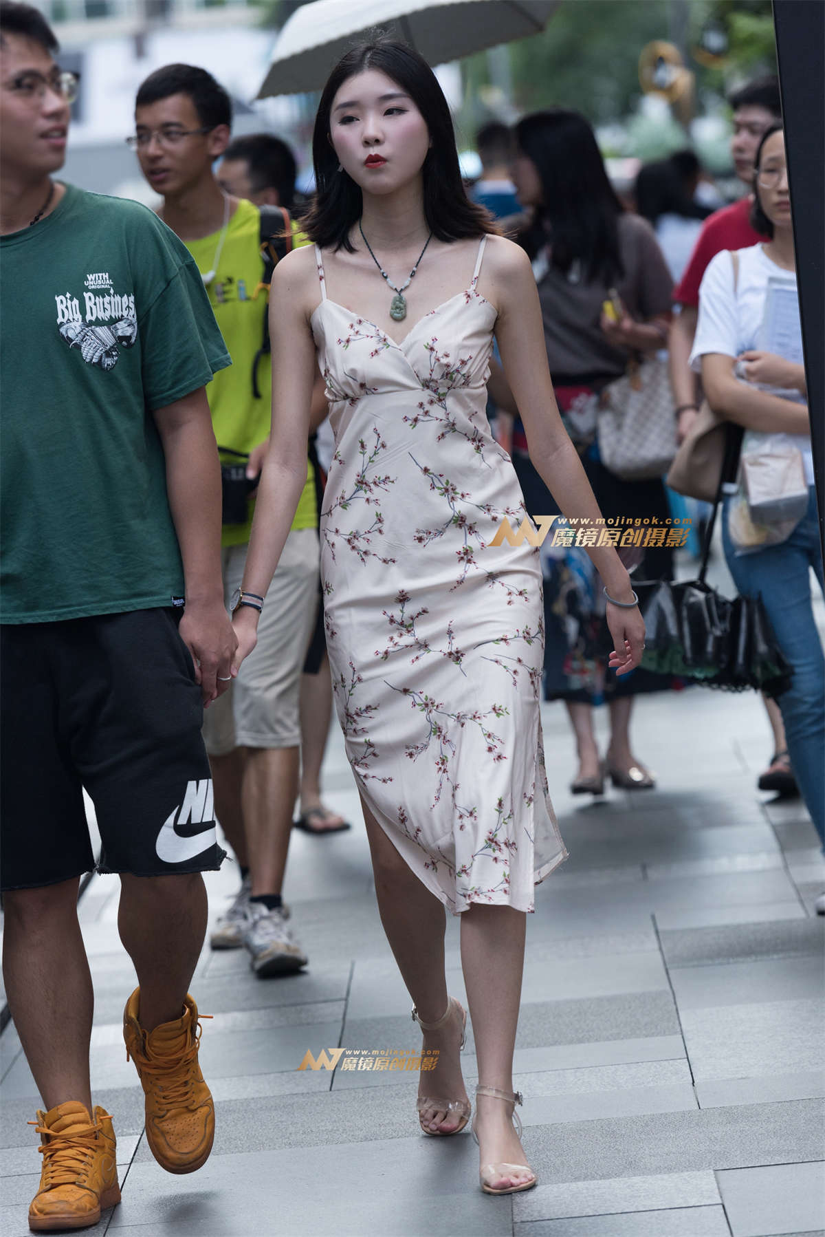吊带连衣裙美女-日更街拍