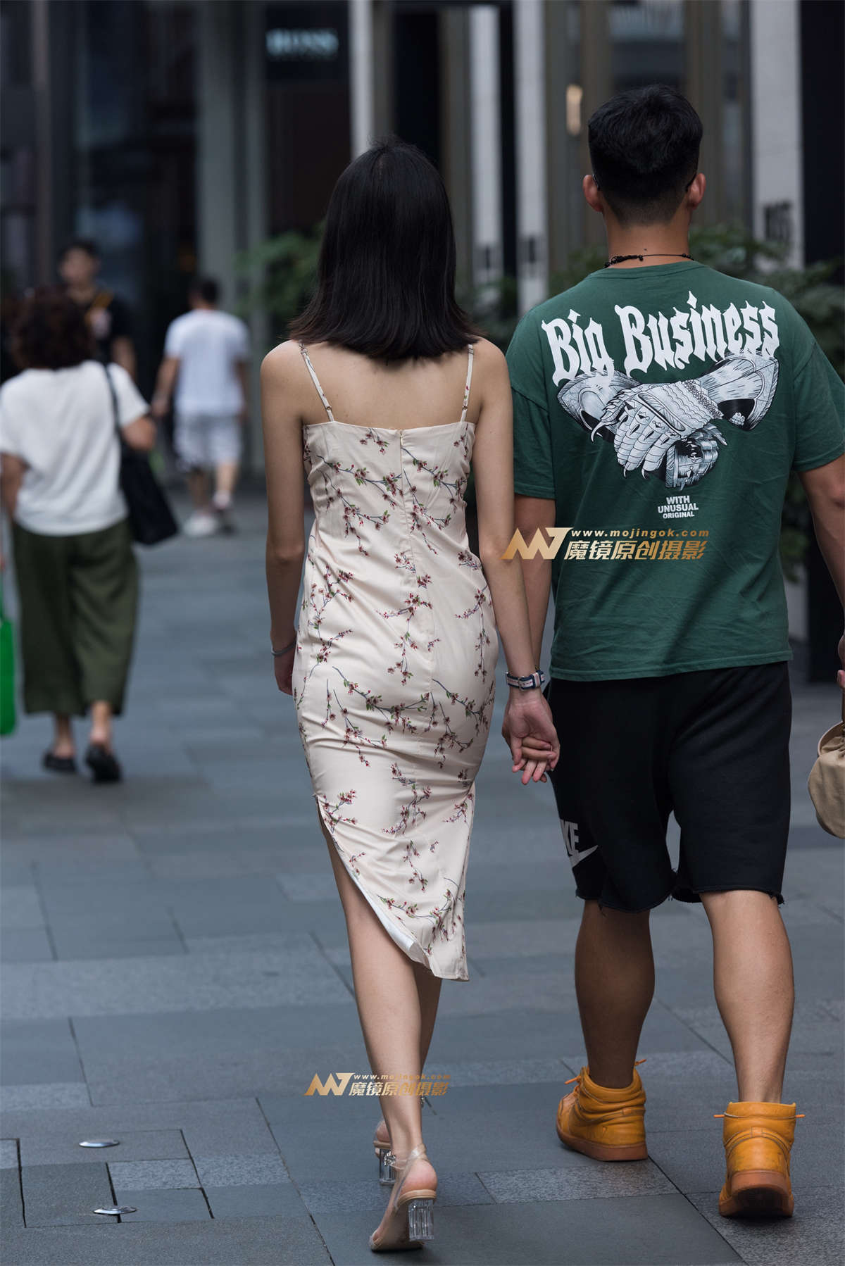 图片[2]-吊带连衣裙美女-日更街拍