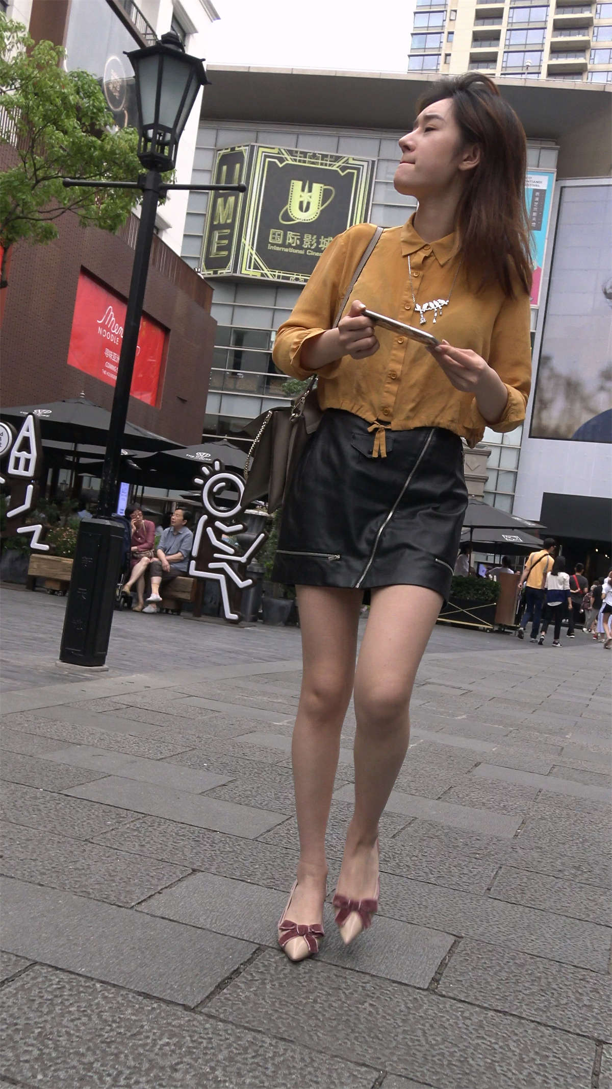 皮短裙靓女小姐姐-日更街拍