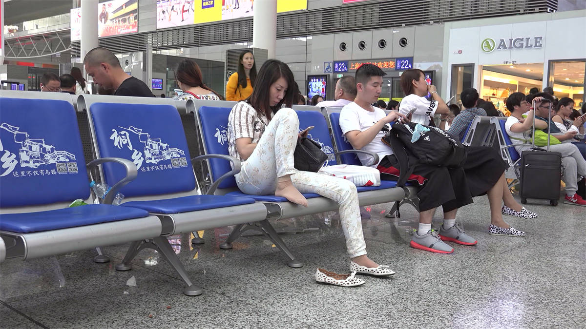 图片[2]-丝足韵妇霸气侧露的单脚上椅-日更街拍