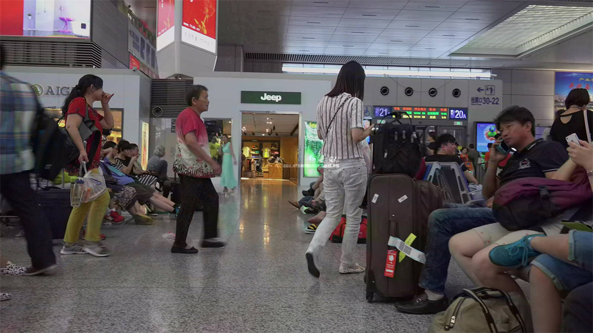 丝足韵妇霸气侧露的单脚上椅-日更街拍