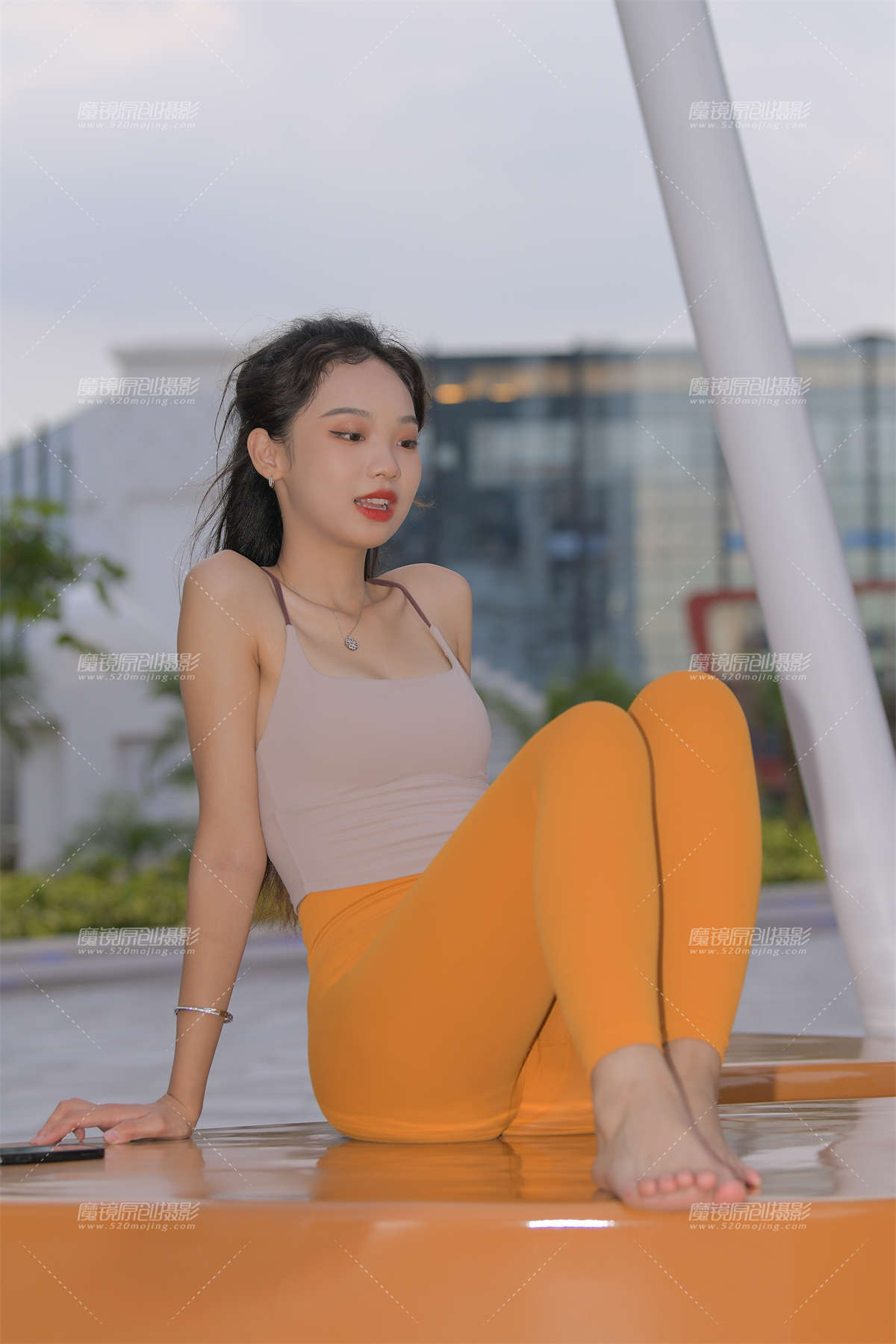 黄色瑜伽裤小妹-日更街拍