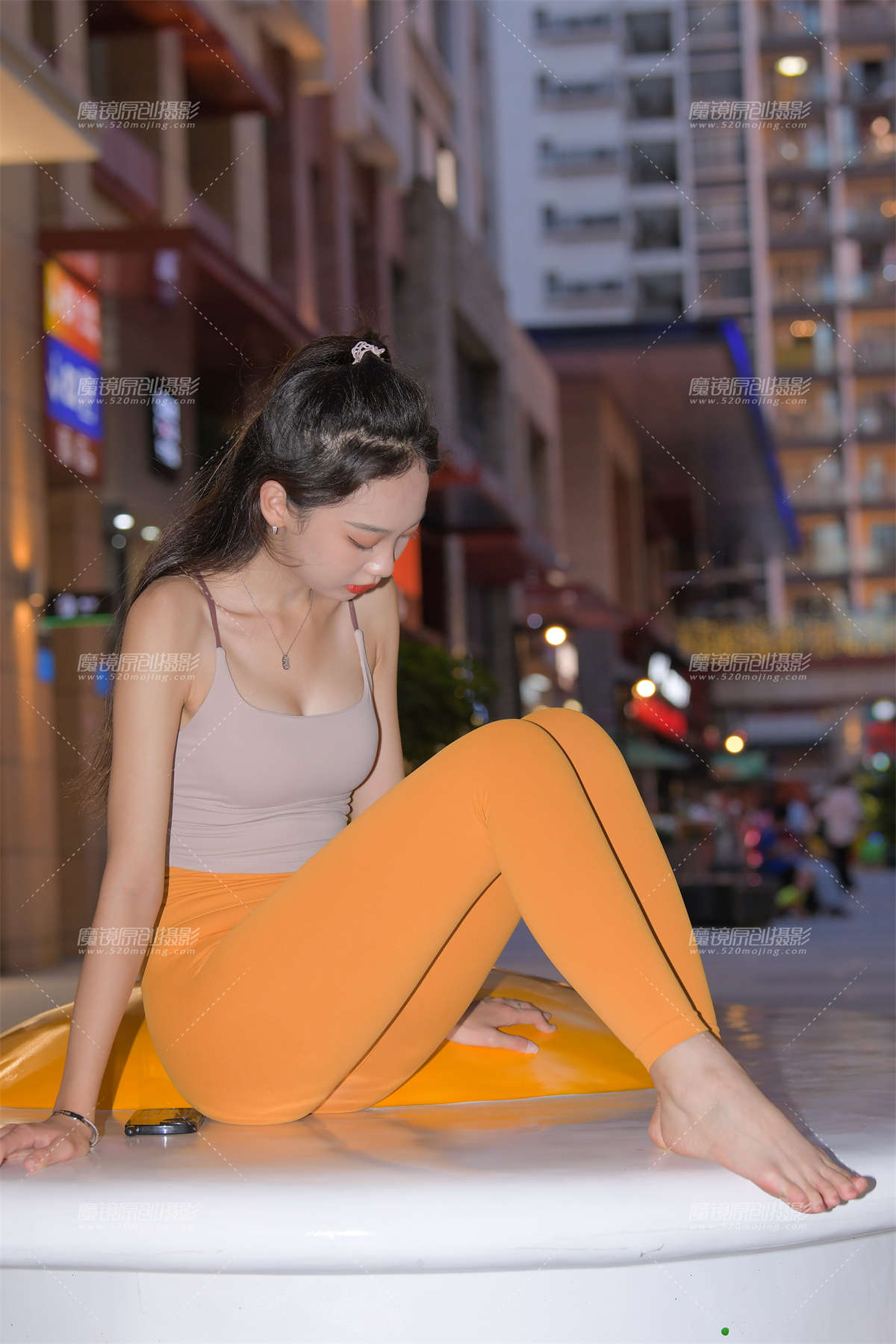 图片[2]-黄色瑜伽裤小妹-日更街拍