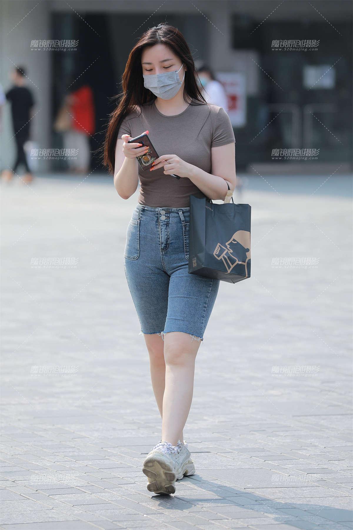 【玻璃街拍】牛仔短裤美眉-日更街拍