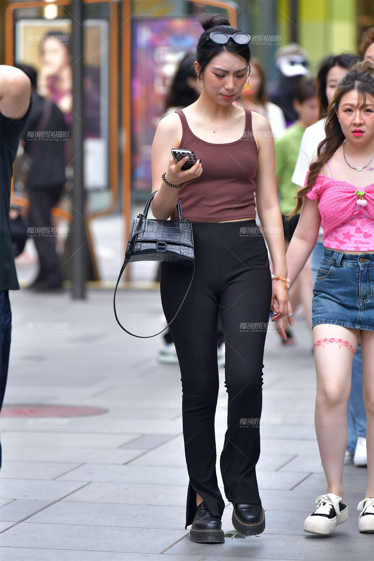 图片[2]-★逛街白皙黑裤美女-日更街拍