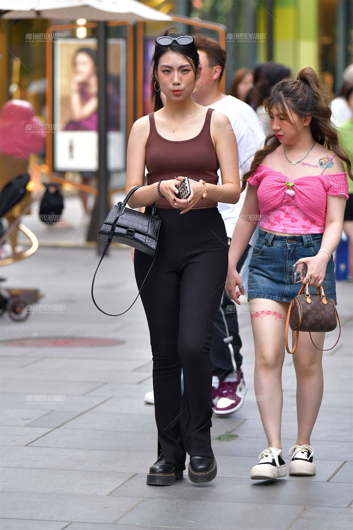 ★逛街白皙黑裤美女-日更街拍