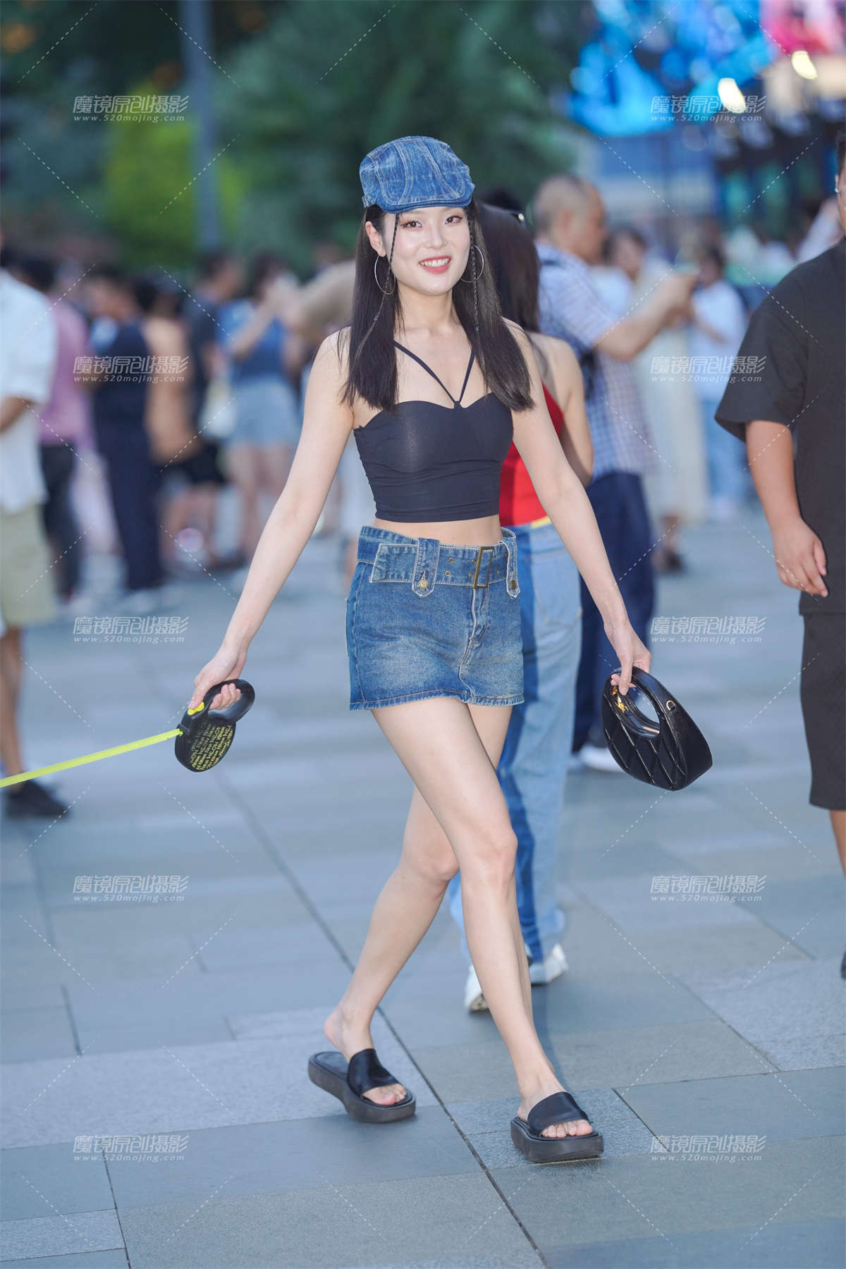 牛仔裙美眉-日更街拍