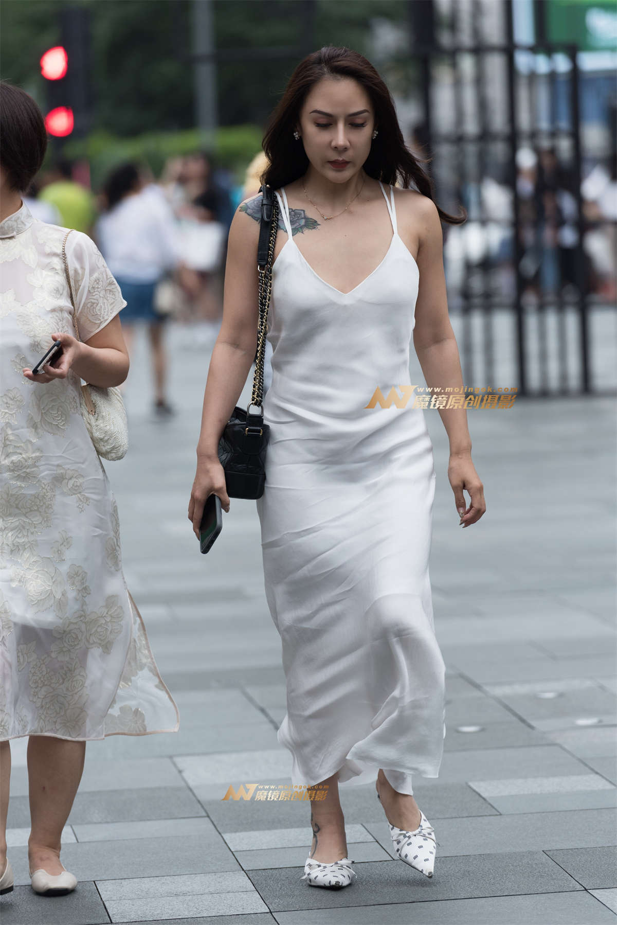 吊带连衣裙美女-日更街拍