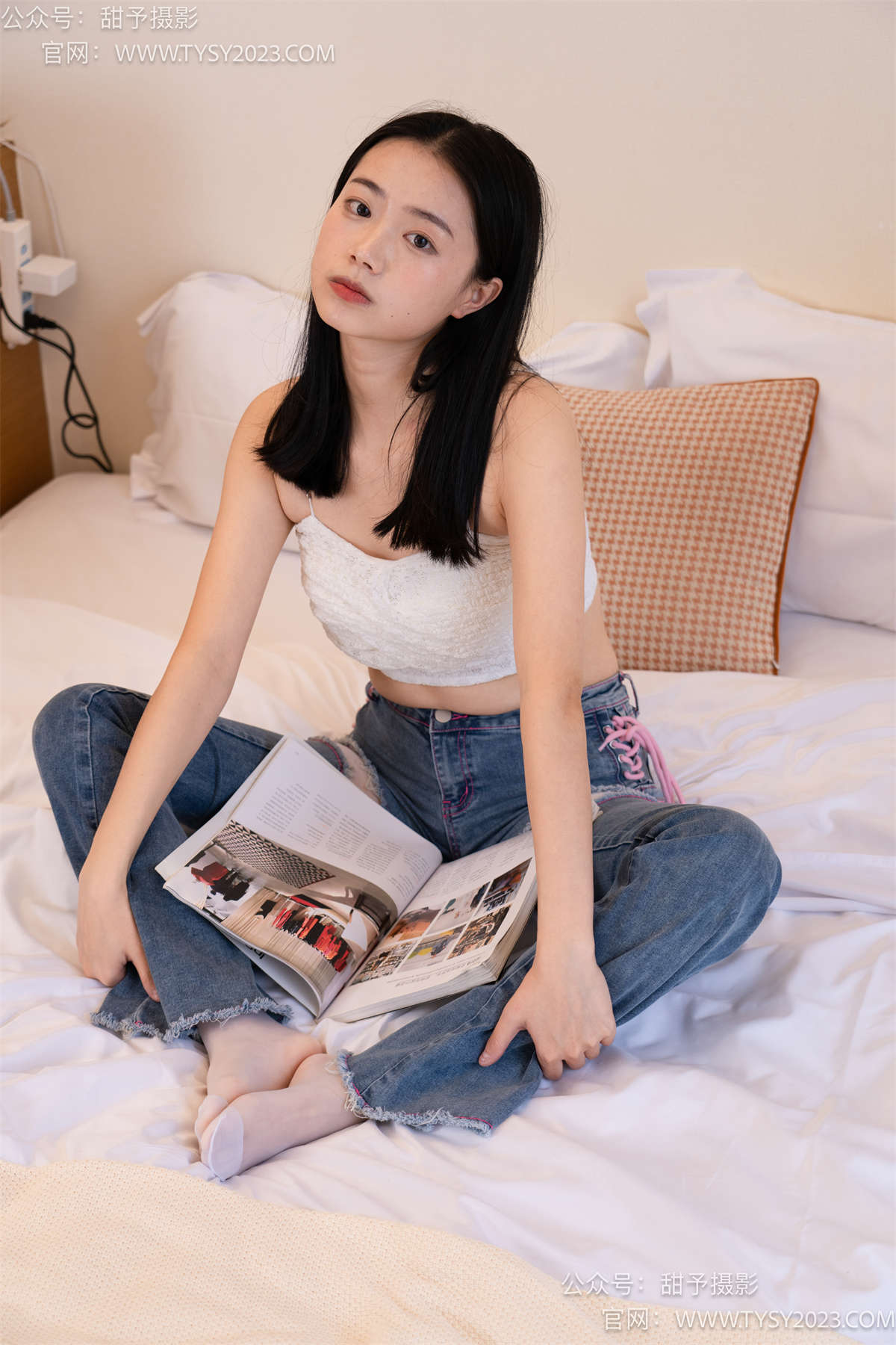 甜予摄影093期：齐齐-帆布鞋、白丝（脚尖加固款、裤里丝）完整版-日更街拍