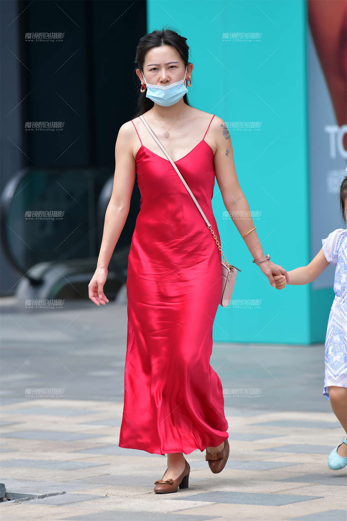 ★摇曳红裙美女★-日更街拍