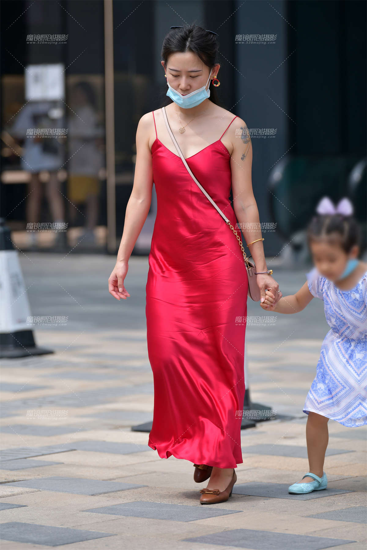 ★摇曳红裙美女★插图1