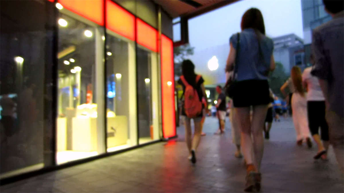 身材高挑性感美腿齐B短裙美女-日更街拍
