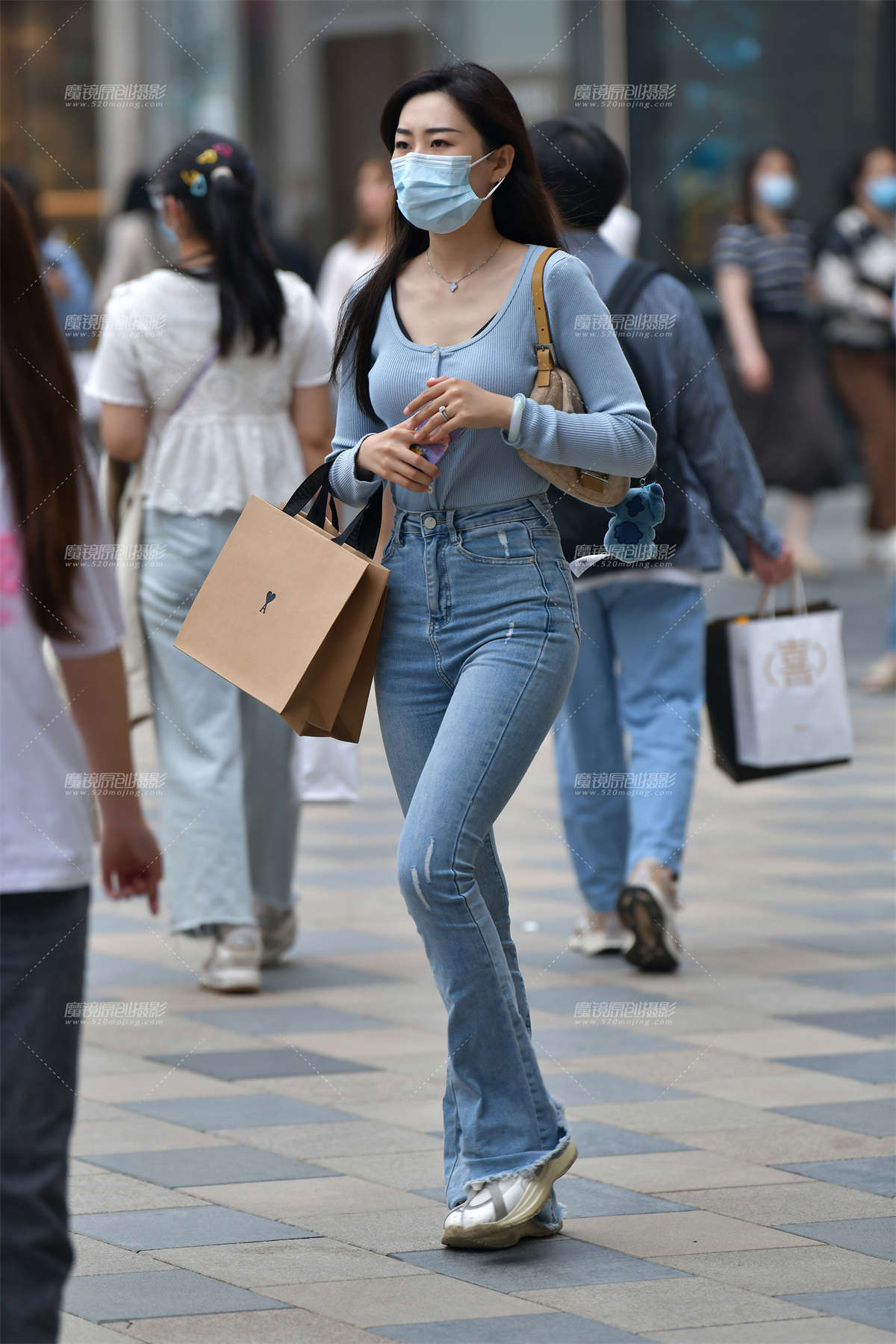 ★逛街牛仔裤苗条美女-日更街拍